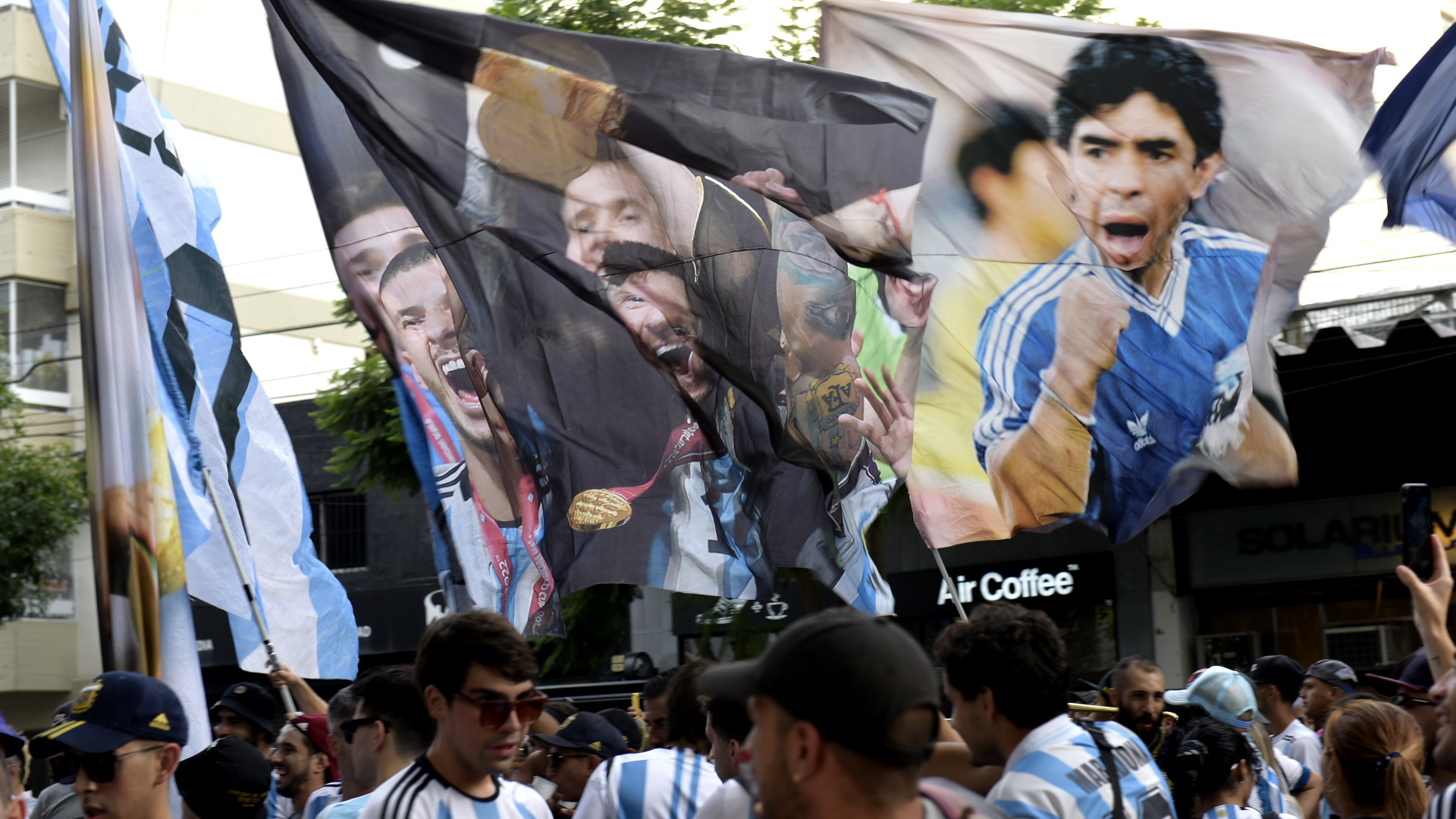 Diego Armando Maradona, always present in the hearts of the fans in the flags
