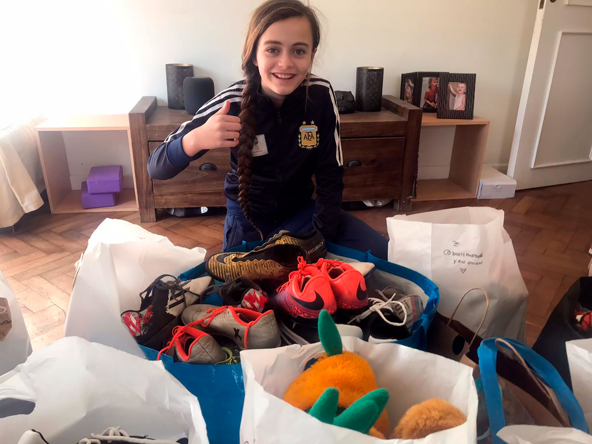 Zoe Puente, la futbolista de 10 años que creó una campaña para donar botines:  “Se siente como meter un gol afuera de la cancha” - Infobae