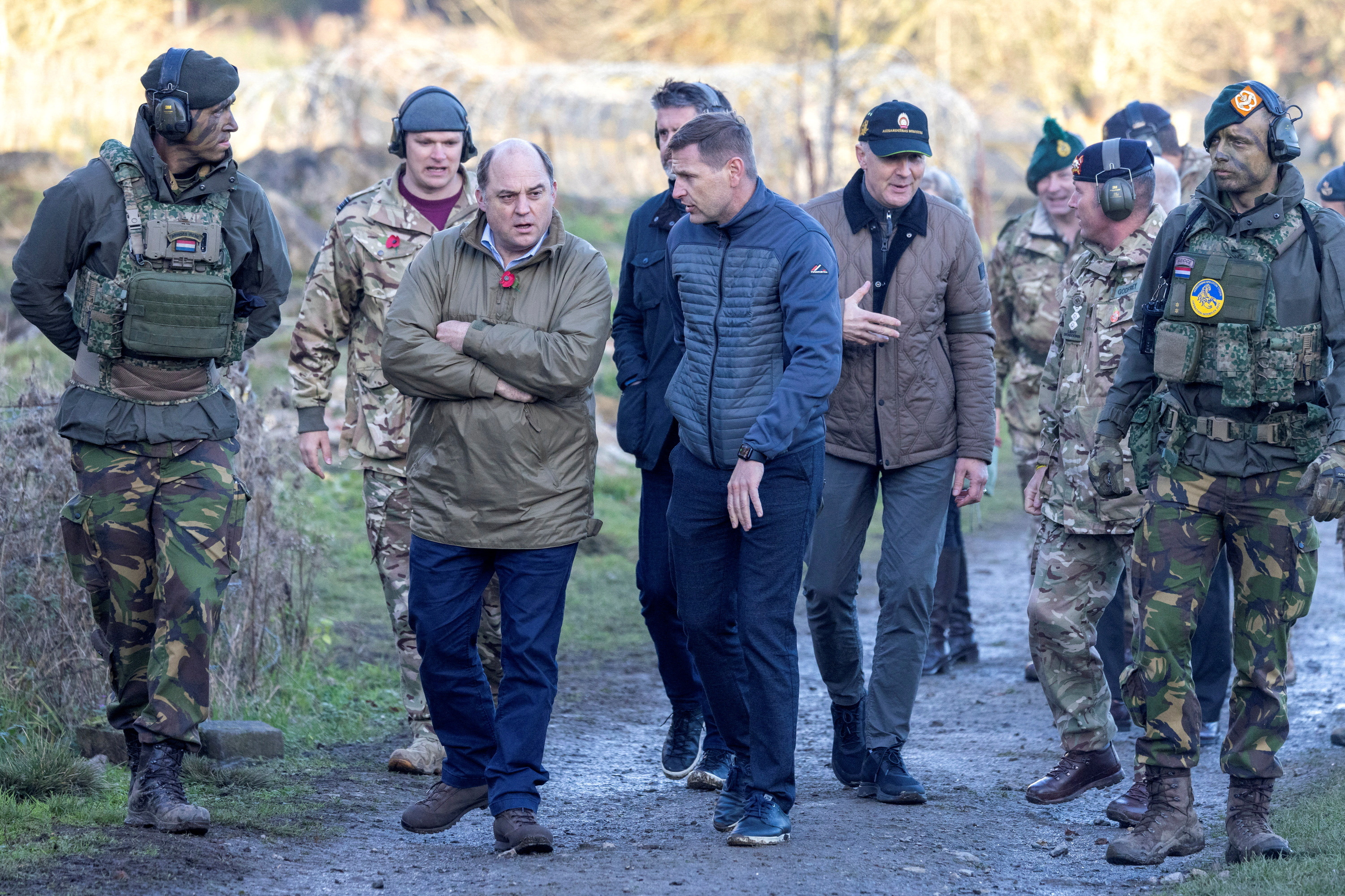 El secretario de Defensa británico, Ben Wallace, visita a los soldados de las Fuerzas Armadas de Ucrania que participan en el programa de formación básica dirigido por el Reino Unido, en un campo de entrenamiento militar, en un lugar no especificado del noreste de Inglaterra, Gran Bretaña, el 9 de noviembre de 2022. Andy Commins/Pool vía REUTERS