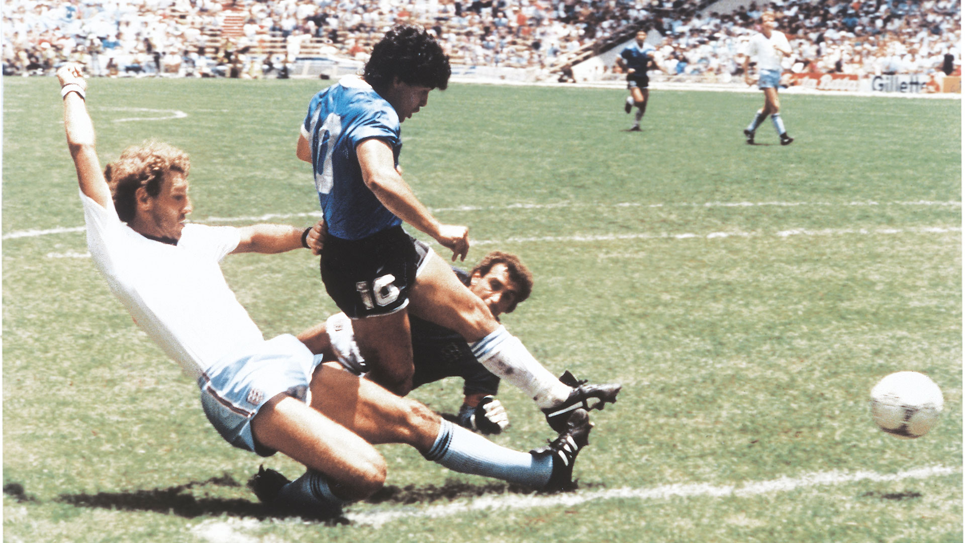 El momento preciso de la definición de Diego para rubricar "el gol del siglo" (Getty Images)