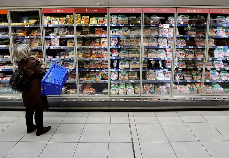 FOTO DE ARCHIVO: Una clienta compra en un supermercado en Niza, Francia, 1 de marzo de 2023. REUTERS/Eric Gaillard/Foto de archivo