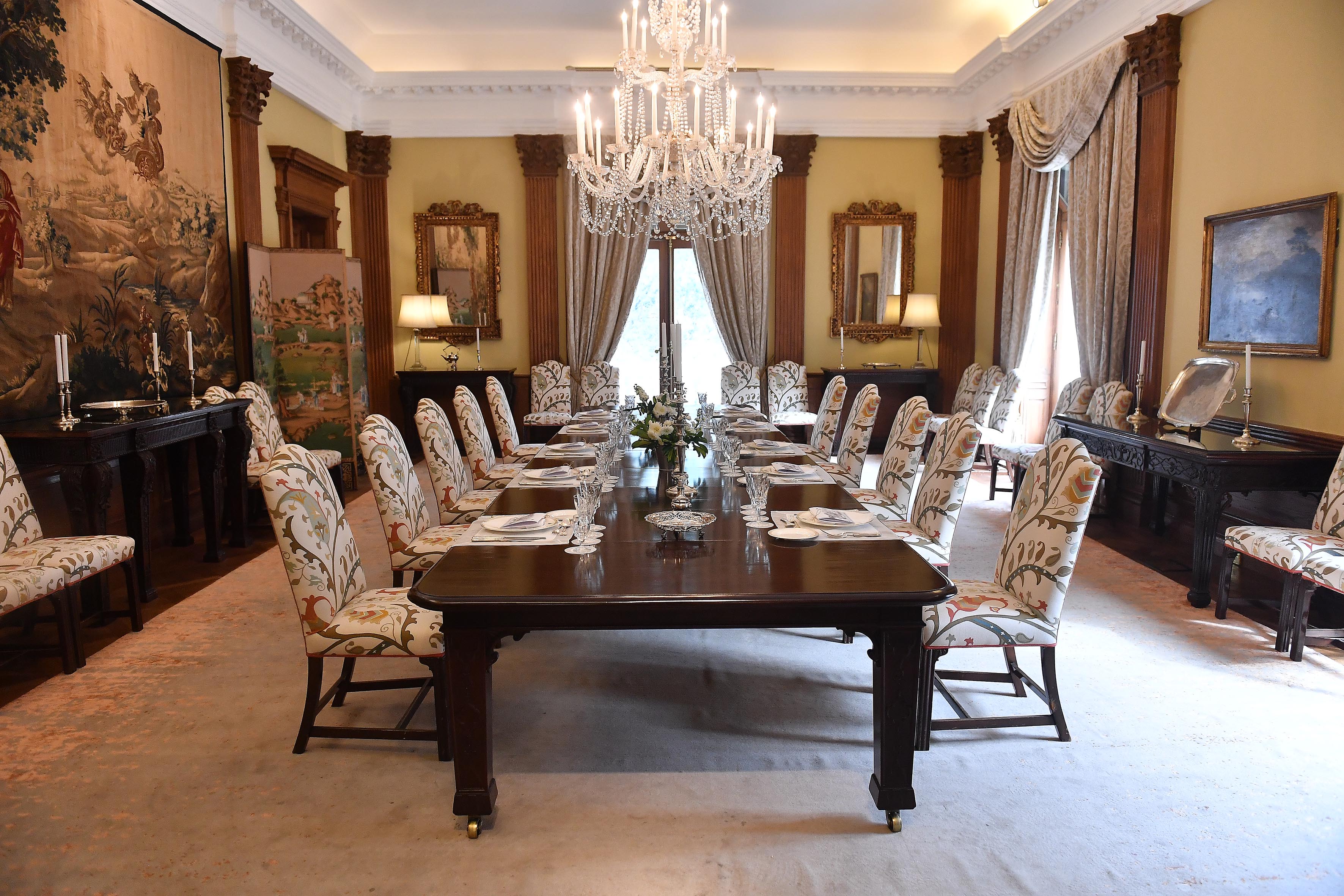 La mesa lista en el magnífico comedor de la residencia, debajo de una araña estilo Jorge III de cristal tallado con 24 luces (Maximiliano Luna)