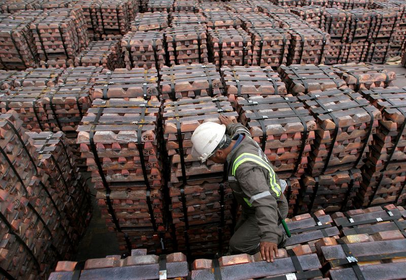 Un trabajador supervisando un cargamento de cobre para su exportación a Asia en el puerto de Valparaíso, Chile (REUTERS/Rodrigo Garrido/Archivo)
