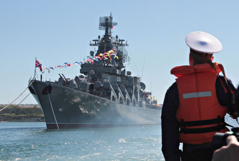 Foto de archivo del buque Moskva en el puerto ucraniano de Sebastopol en 2013 (REUTERS/Stringer)