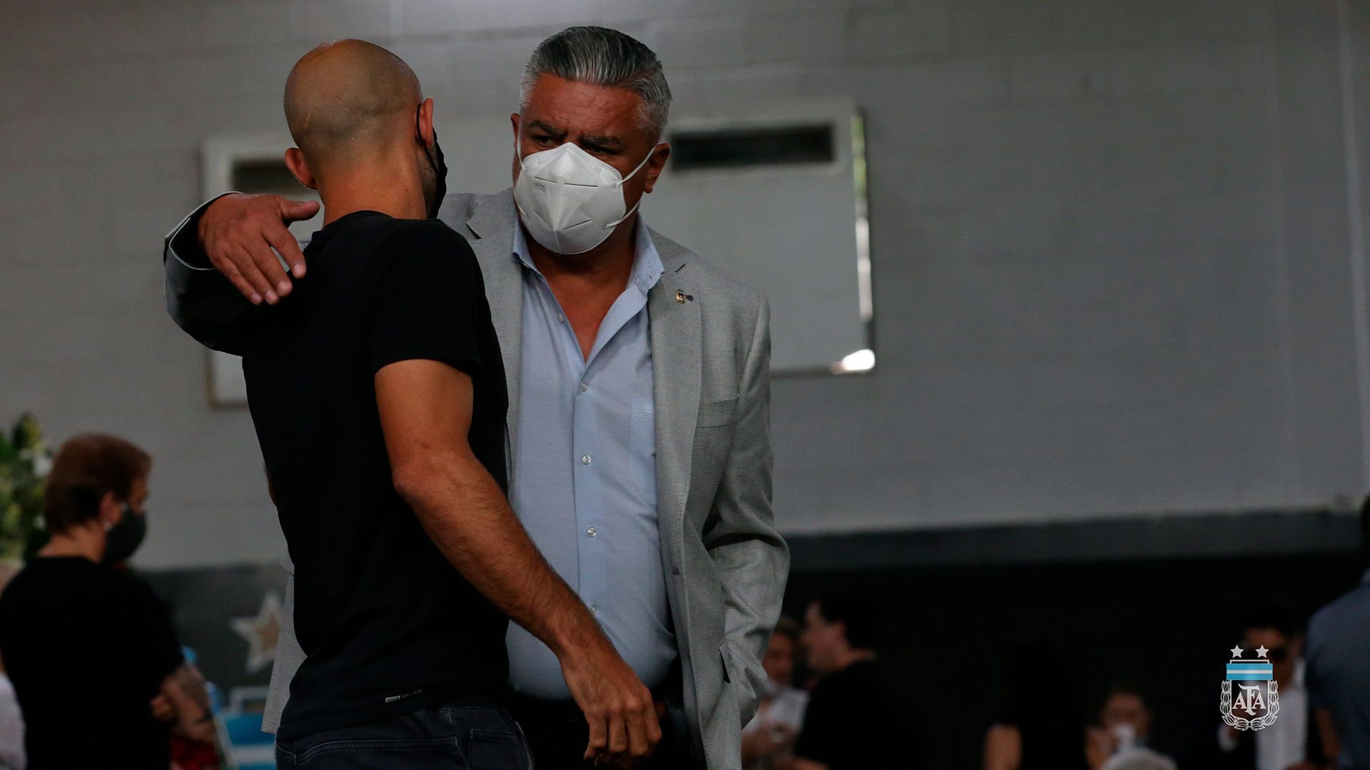 El presidente de la AFA, Claudio Tapia, y un abrazo con Mascherano