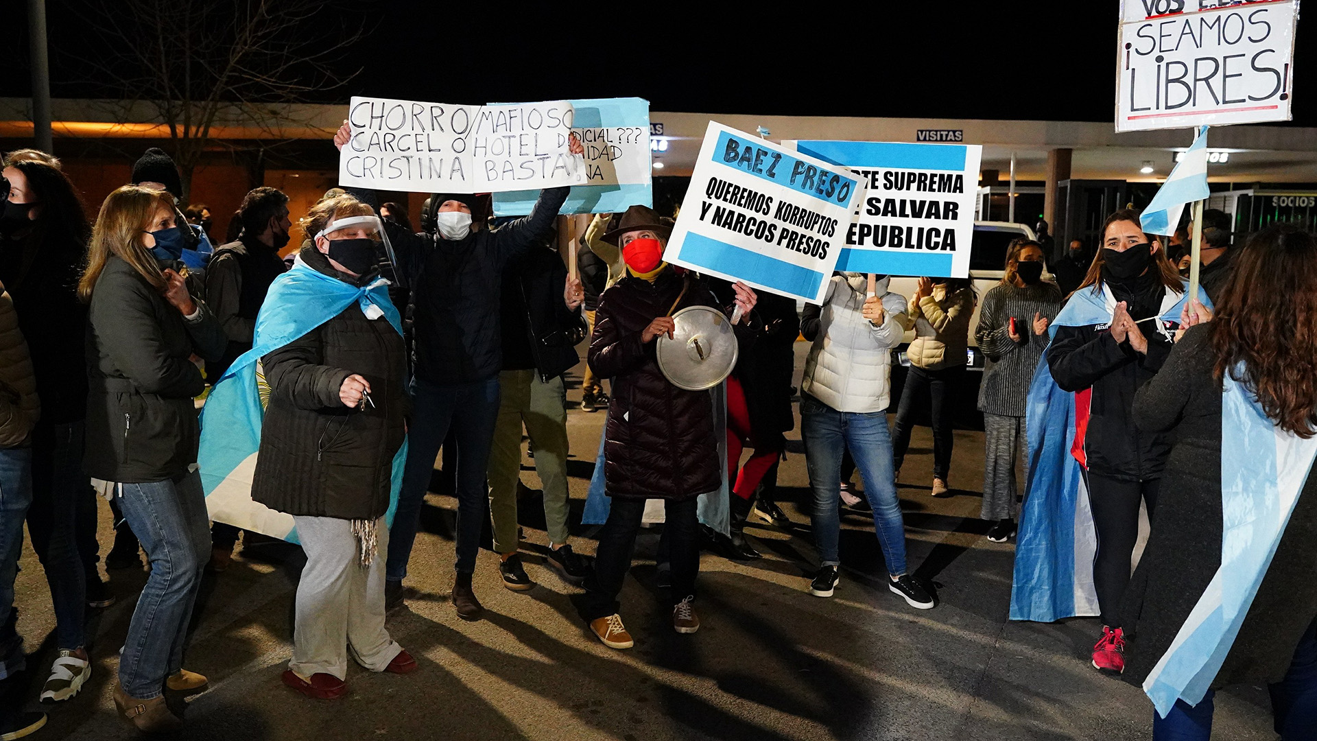 Los vehículos lograron superaron el portón después de un tercer intento, cerca de las 21, pero los manifestantes impidieron que el vehículo de Báez avanzara