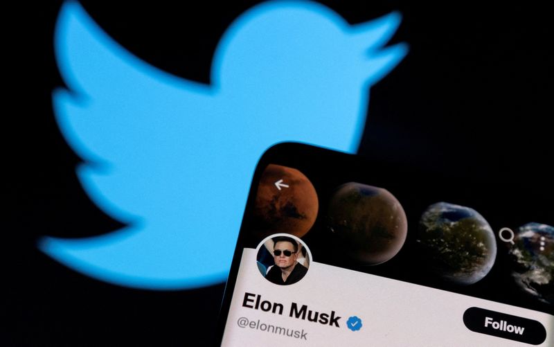 La cuenta de Twitter de Elon Musk se ve en un teléfono inteligente delante del logo de Twitter en esta foto ilustración tomada el 15 de abril de 2022. REUTERS/Dado Ruvic/Ilustración/Archivo