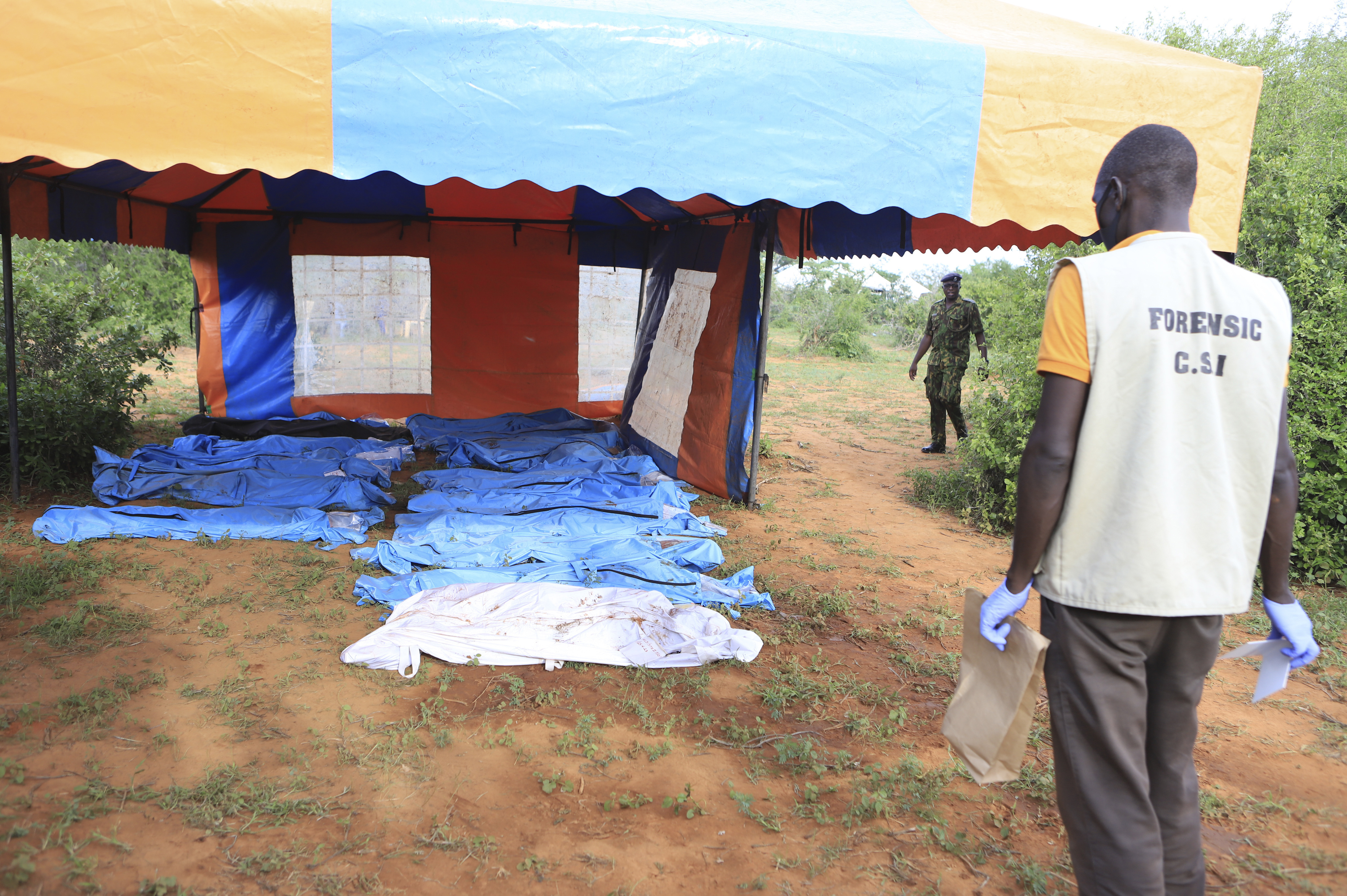 Restos de personas exhumadas de una hacienda cerca de Malindi, Kenia  (Foto AP)
