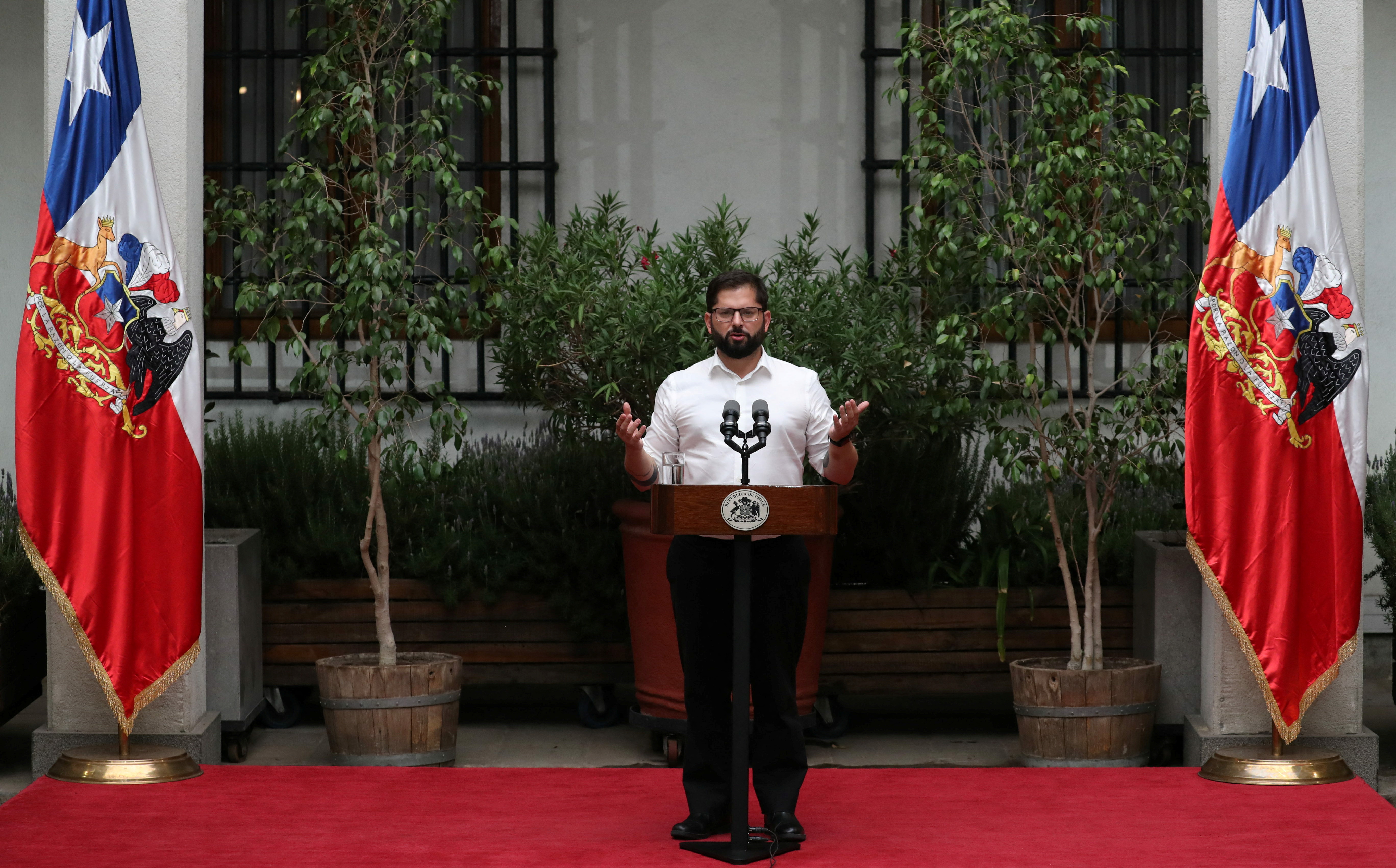 El presidente de Chile, Gabriel Boric, asiste a una conferencia de prensa con corresponsales extranjeros en el Palacio de La Moneda en Santiago. REUTERS/Ivan Alvarado