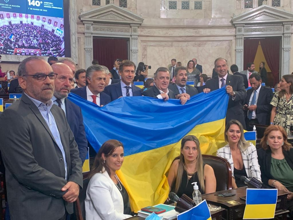 Integrantes de Juntos por el Cambio con la bandera de Ucrania