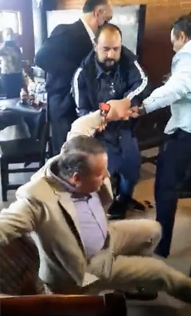 Alfredo Adame sufrió dos aparatosas caídas durante su última pelea con el abogado de Carlos Trejo (Foto: Captura de pantalla)