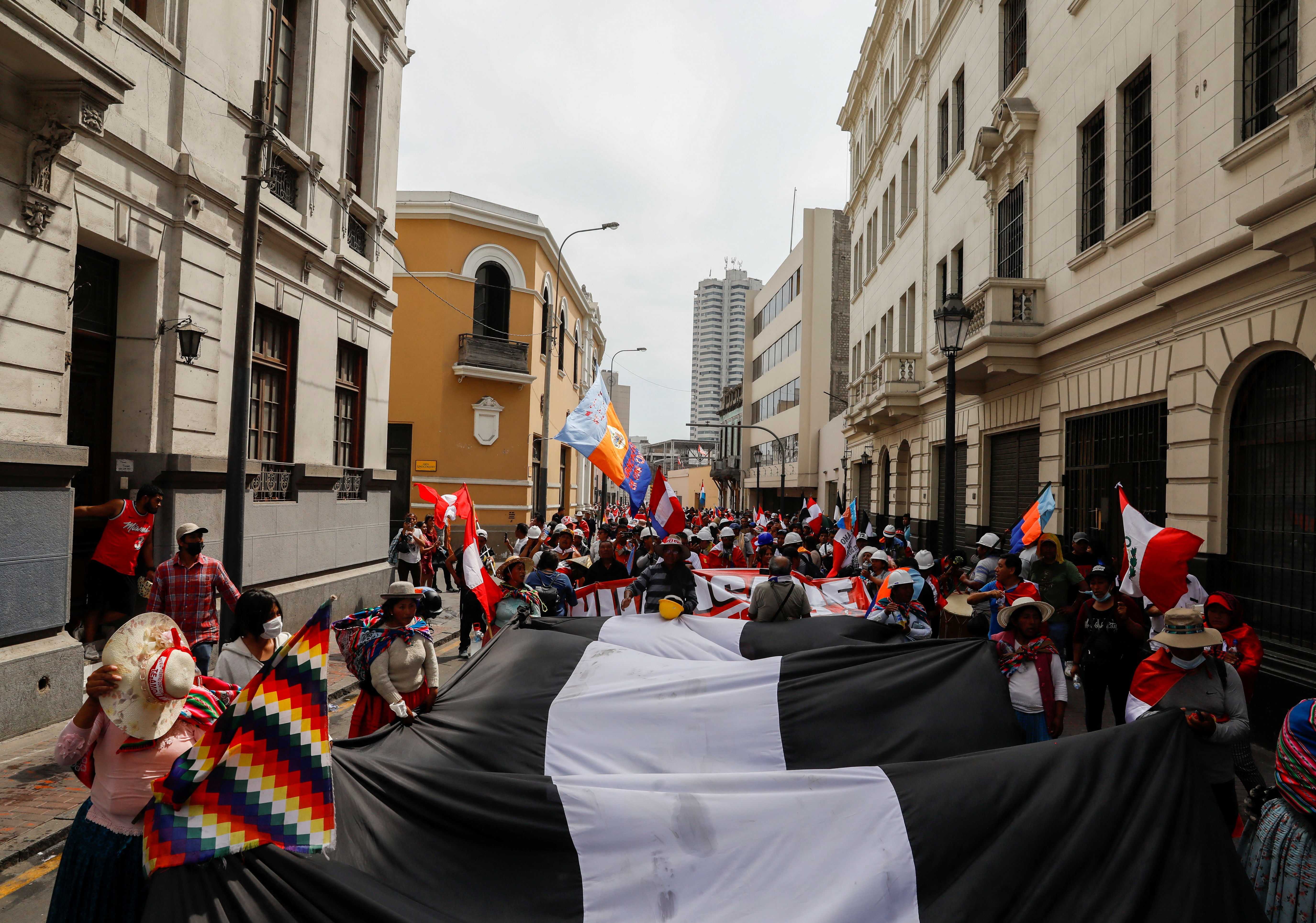 La bandera blanca y negra es lucida por las calles de Lima en homenaje a las 50 víctimas que muerieron en las pasadas protestas. REUTERS/Alessandro Cinque