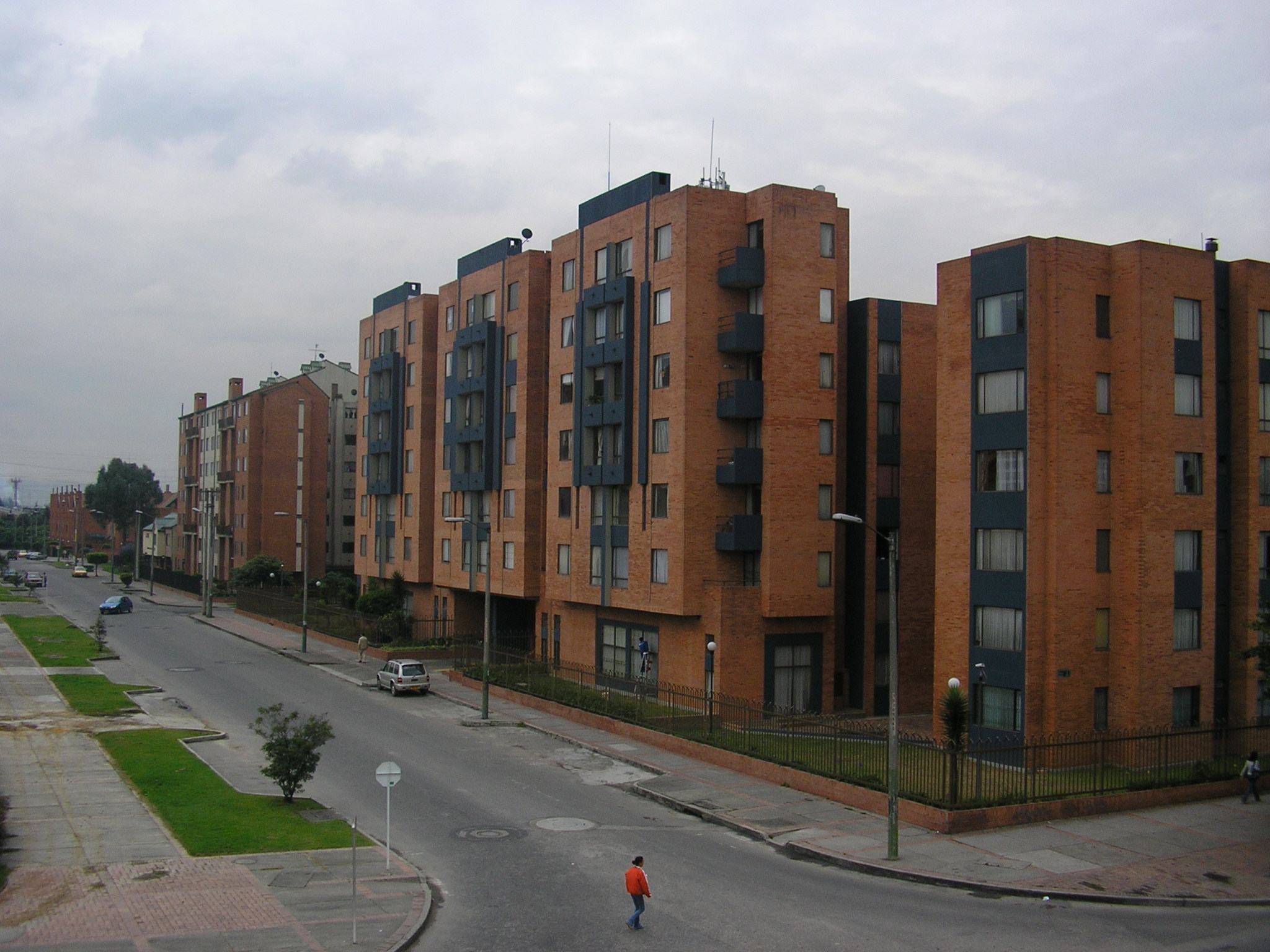 Autoridades siguen pistas de ladrones de cuatro apartamentos en Bogotá: habrían tenido que saltar un muro de tres metros