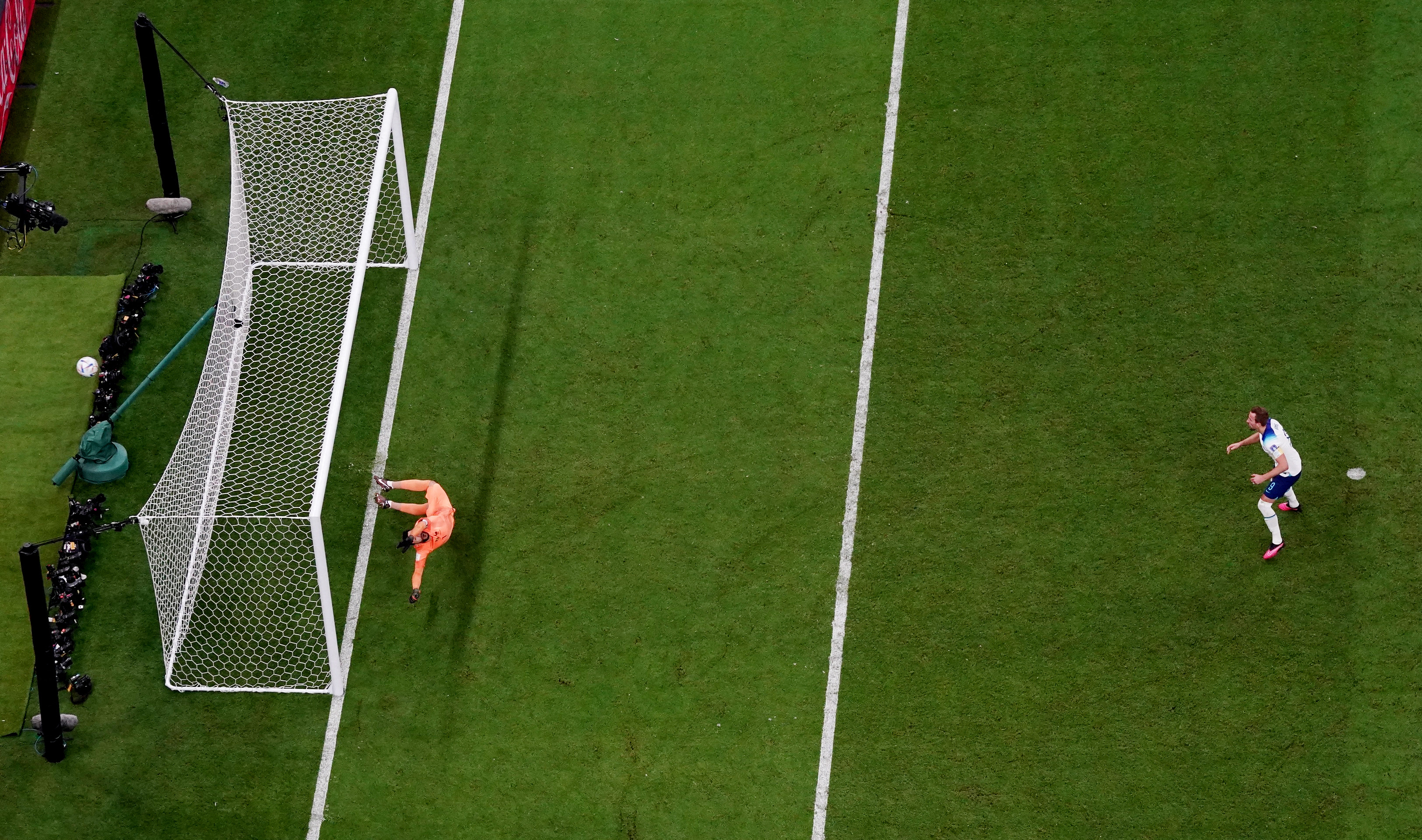 Harry Kane tiró por encima del travesaño el penal que le dieron a Inglaterra ante Francia (REUTERS/Dylan Martinez)