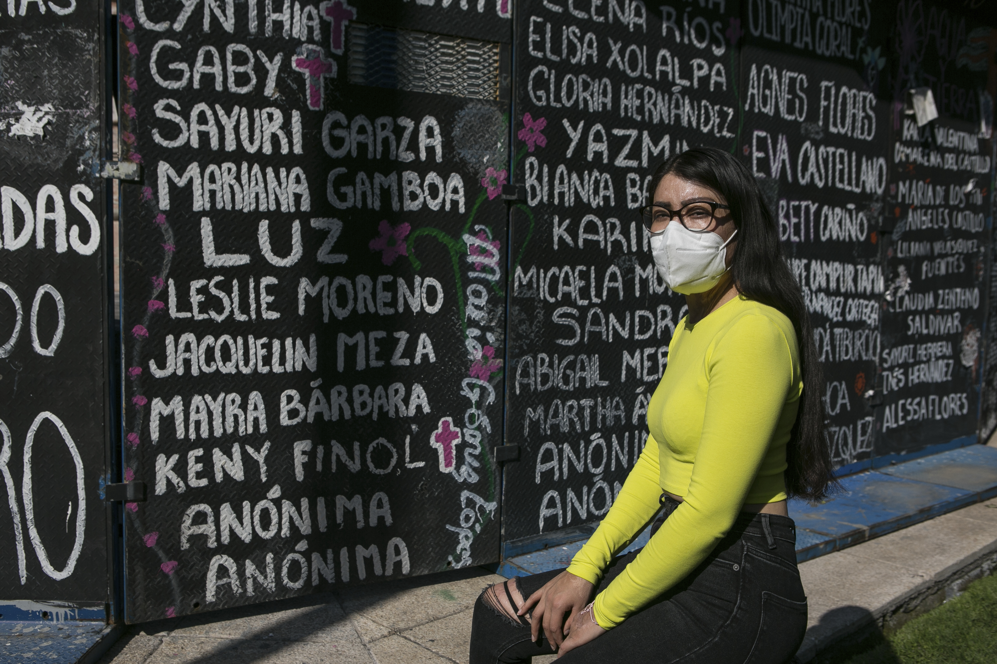 La sobreviviente de un ataque con ácido, María Elena Ríos, posa para una foto durante una reunión para exigir justicia en el Monumento a la Mujer en Lucha, en la Ciudad de México, el sábado 4 de febrero de 2023. Ríos, de 29 años, se sumó a la lucha de activistas que reclaman castigos más fuertes para los ataques con ácido. (AP Foto/Ginnette Riquelme)