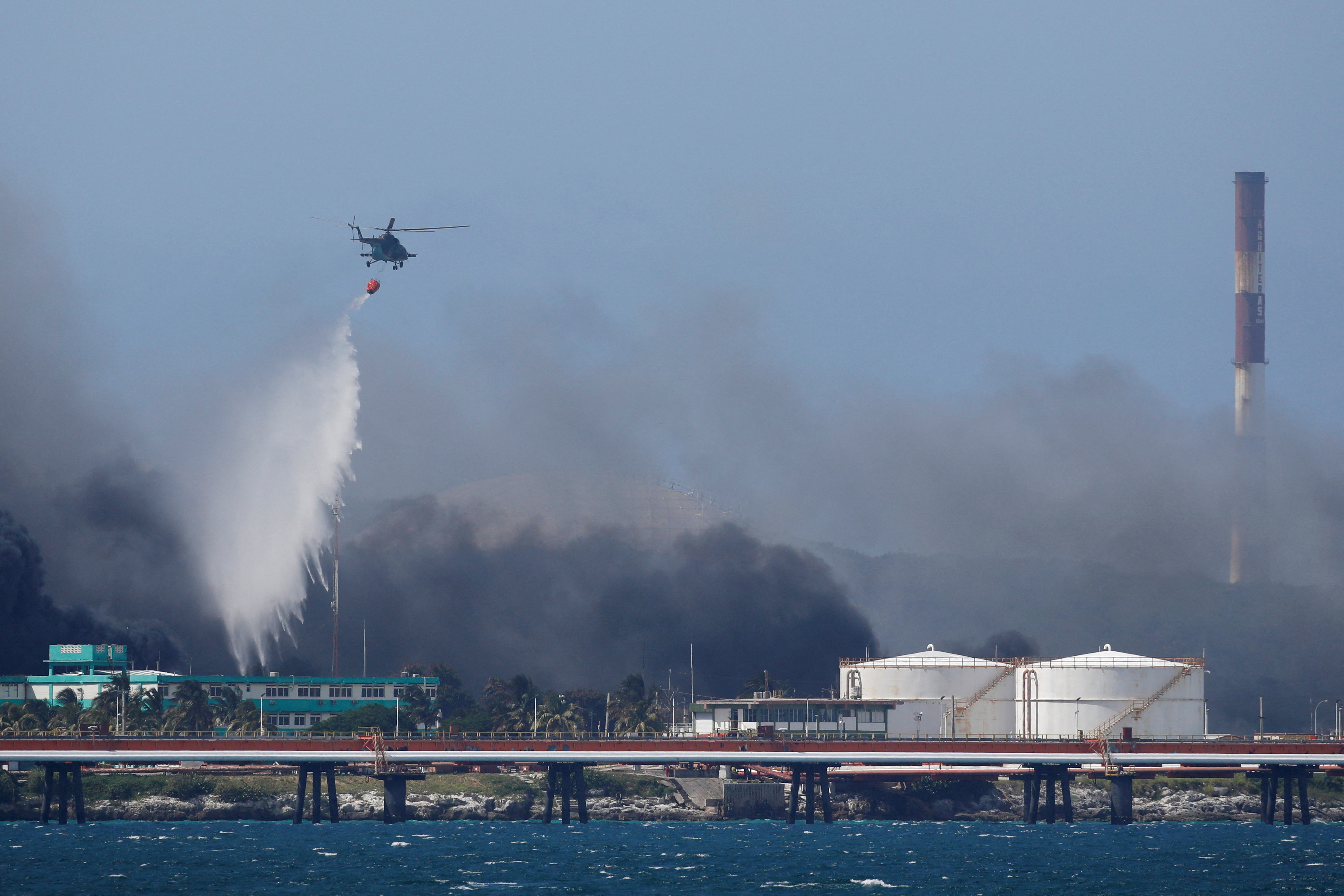 Helicópteros hidrantes arrojan agua para controlar los incendios en Matanzas (REUTERS/Alexandre Meneghini)