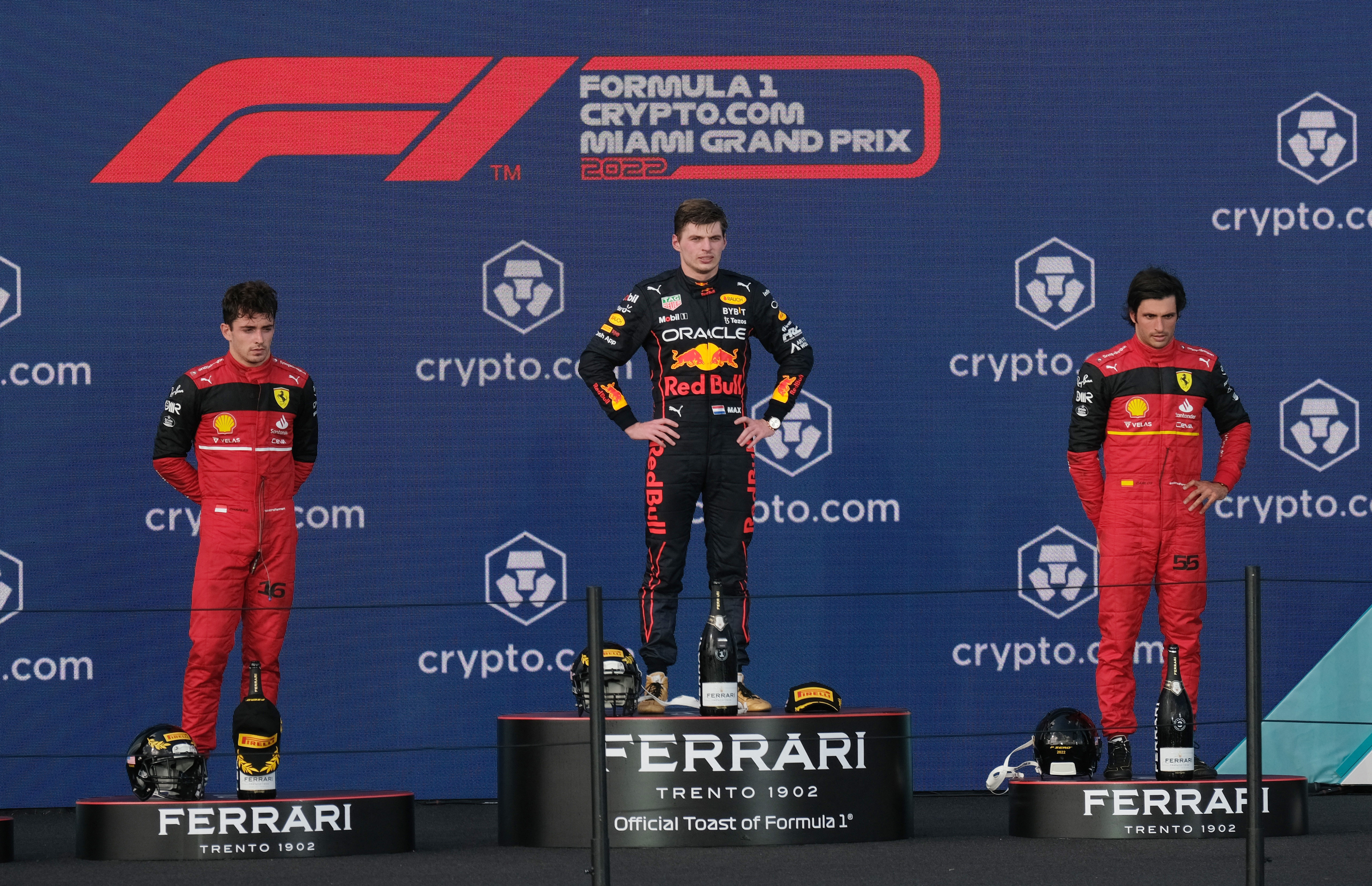 El podio del GP de Miami: Charles Leclerc, Max Verstappen y Carlos Sainz. En lugar de gorras con el patrocinante los pilotos recibieron cascos del fútbol americano (REUTERS/Ricardo Arduengo)