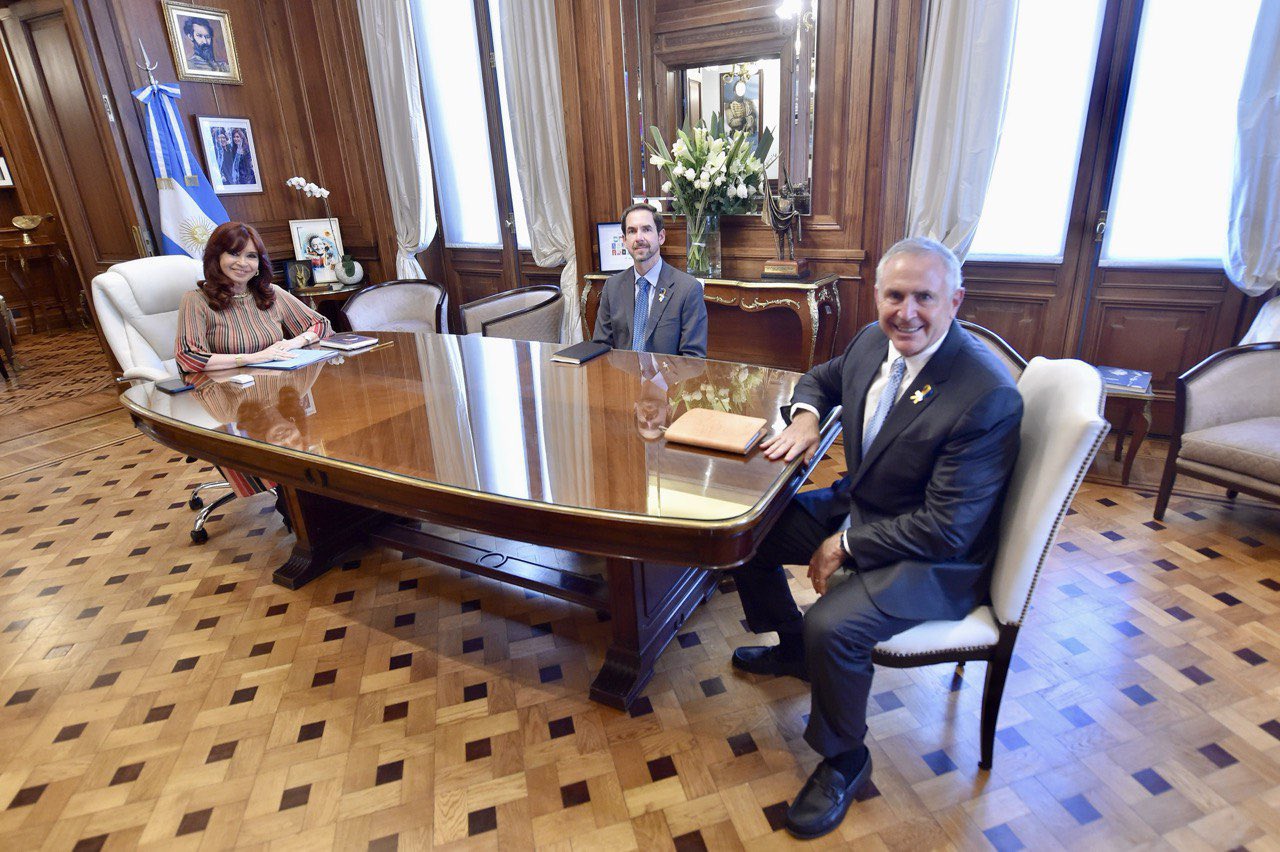 El encuentro de Marc R. Stanley con la vicepresidenta Cristina Kirchner. Entre ellos, el consejero político de la embajada, Robert S. Allison. 