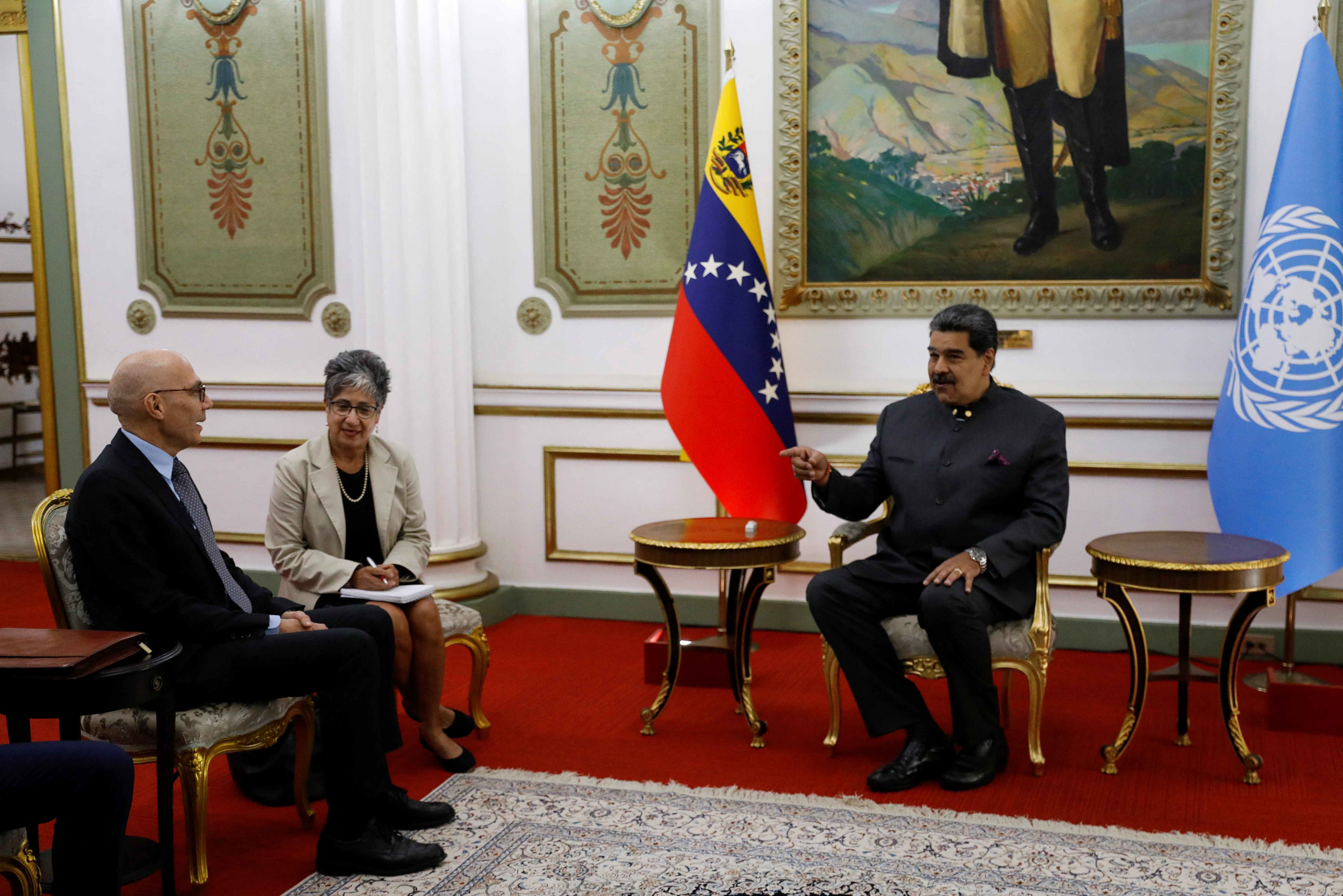 El dictador venezolano, Nicolás Maduro, se reúne con el Alto Comisionado de las Naciones Unidas para los Derechos Humanos, Volker Turk, en el Palacio de Miraflores en Caracas, Venezuela
