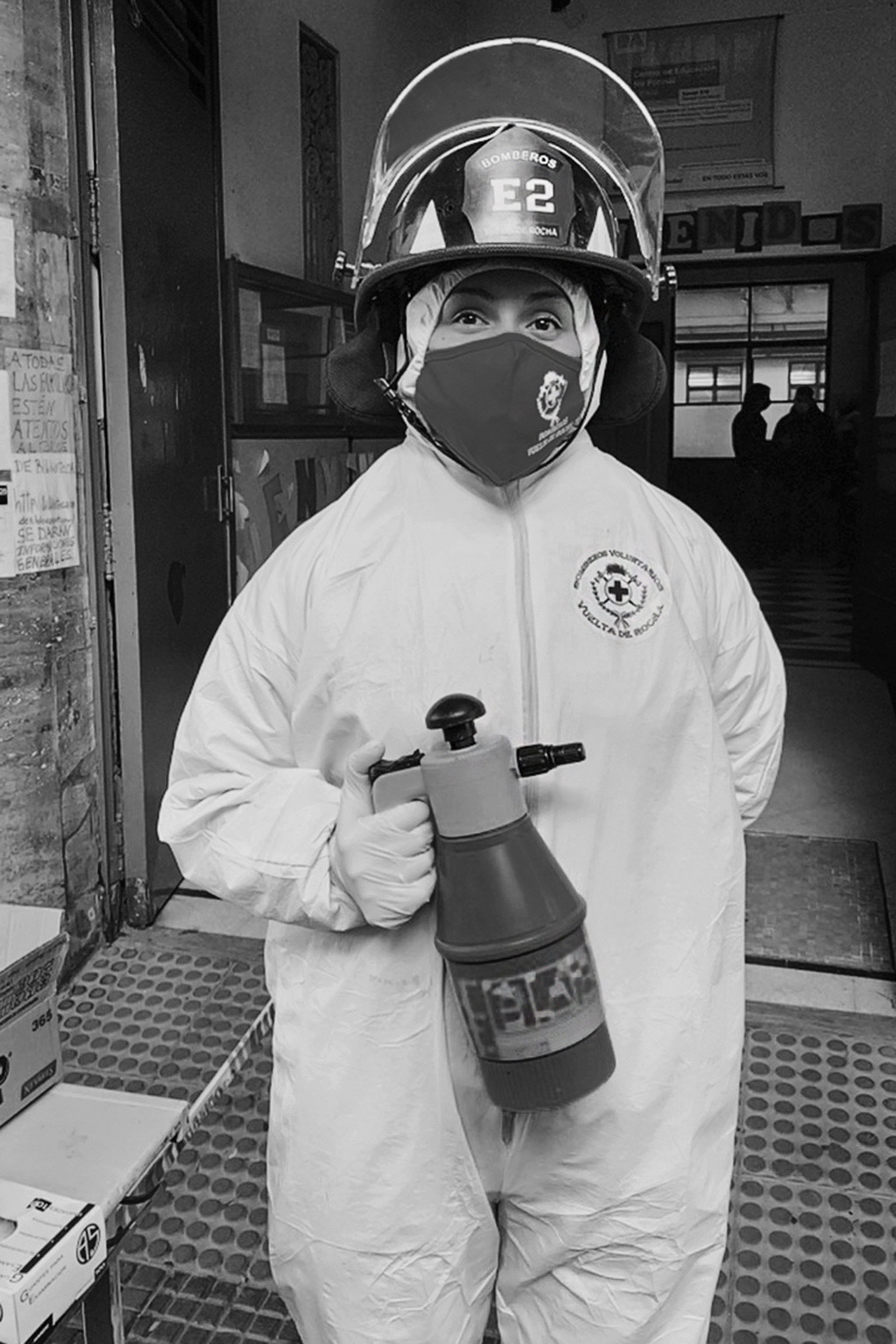 Carmen Arriola, es bombera voluntaria tiene cinco hijos y su tarea es desinfectar a pacientes que van a someterse al hisopado para descartar contagio de Covid-19 (Gabriel Rocca)