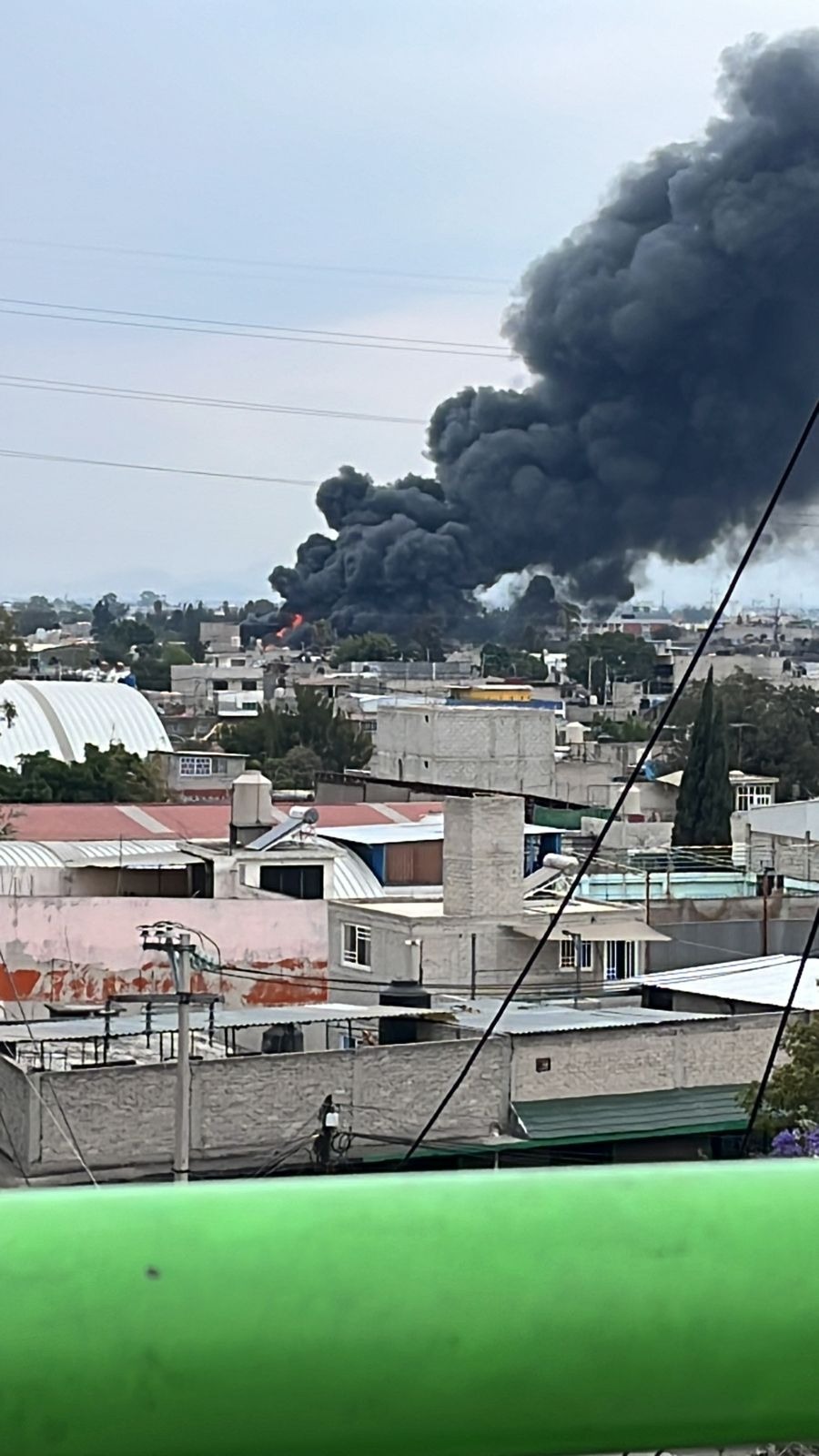 Fuerte incendio consumió casa y alertó a vecinos de Santa Martha Acatitla -  Infobae