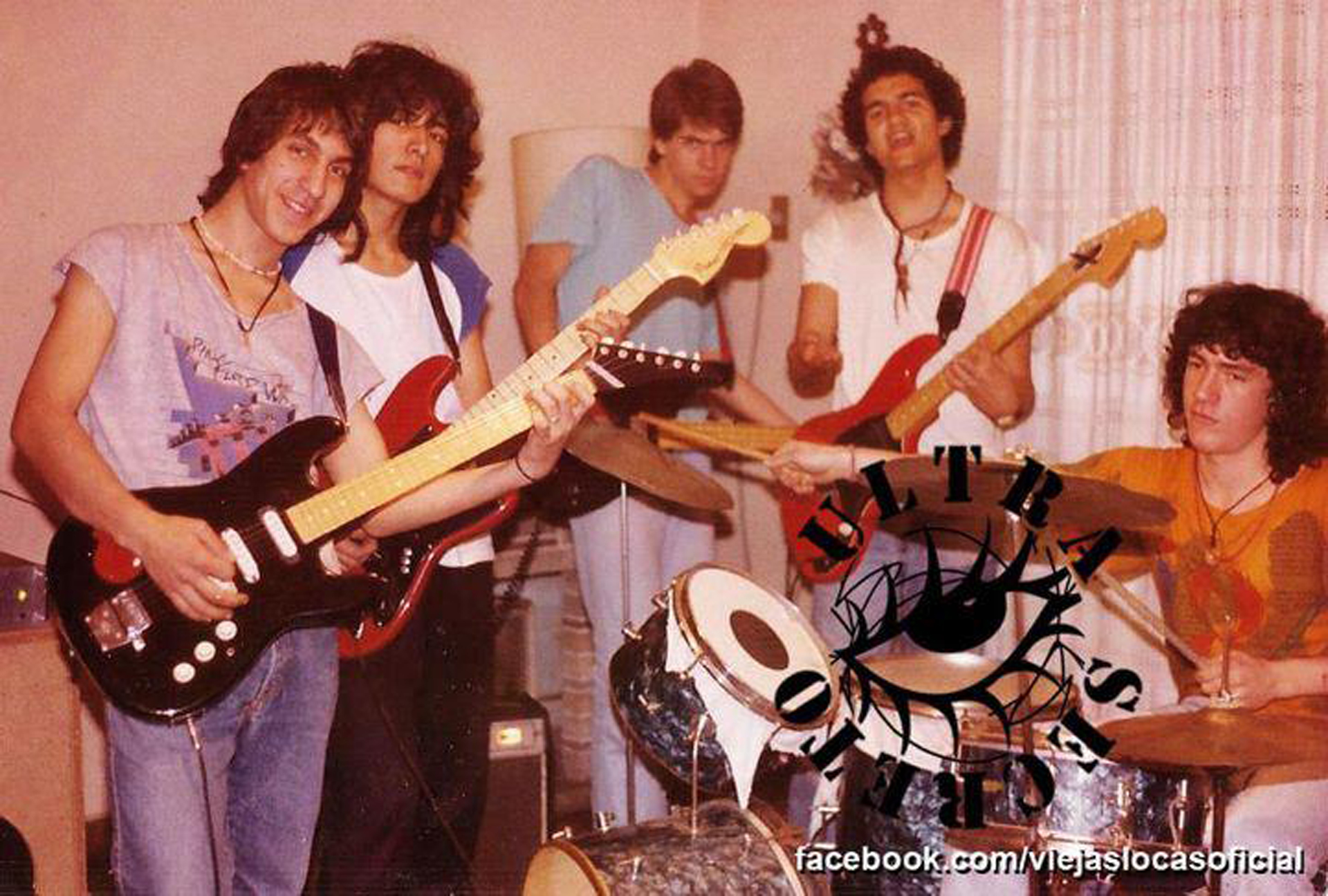 La primera formación de Viejas Locas: de izquierda a derecha, Diego Cattoni (guitarrista), Gastón Mansilla (baterista, en la foto con la guitarra), Bachi (bajista) Mauro Bonome (cantante) y Pity Álvarez, sentado en la batería (Foto: Facebook)
