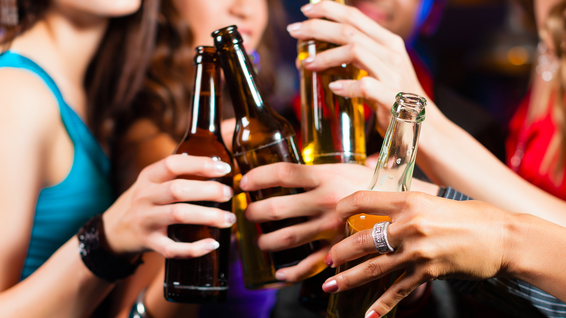 El consumo de grandes cantidades de alcohol en un breve período de tiempo puede provocar la muerte de un individuo o inducir un coma etílico (Getty)