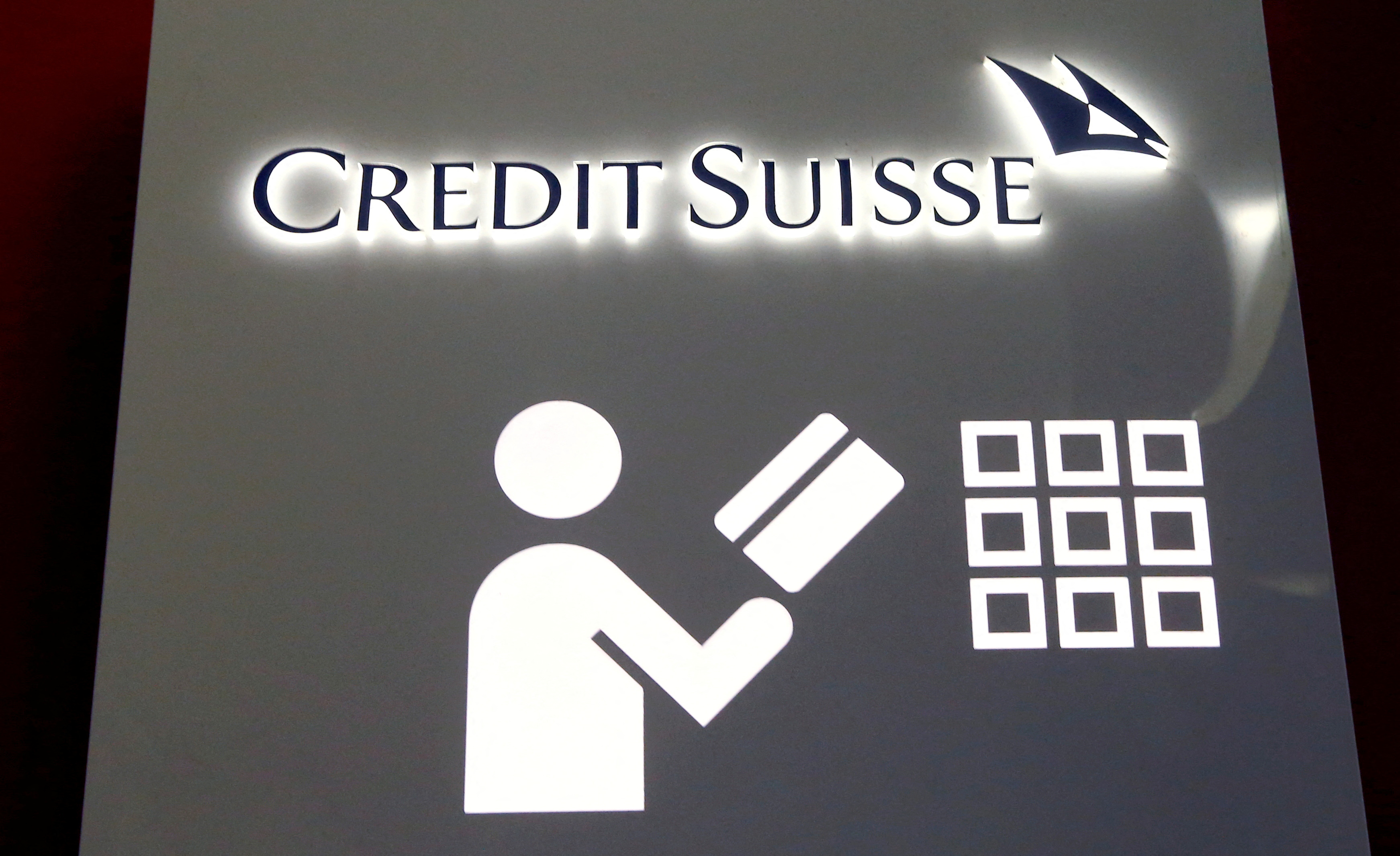 El logo del Credit Suisse en una sucursal en Zurich, Suiza (REUTERS/Arnd WIegmann/File Photo)