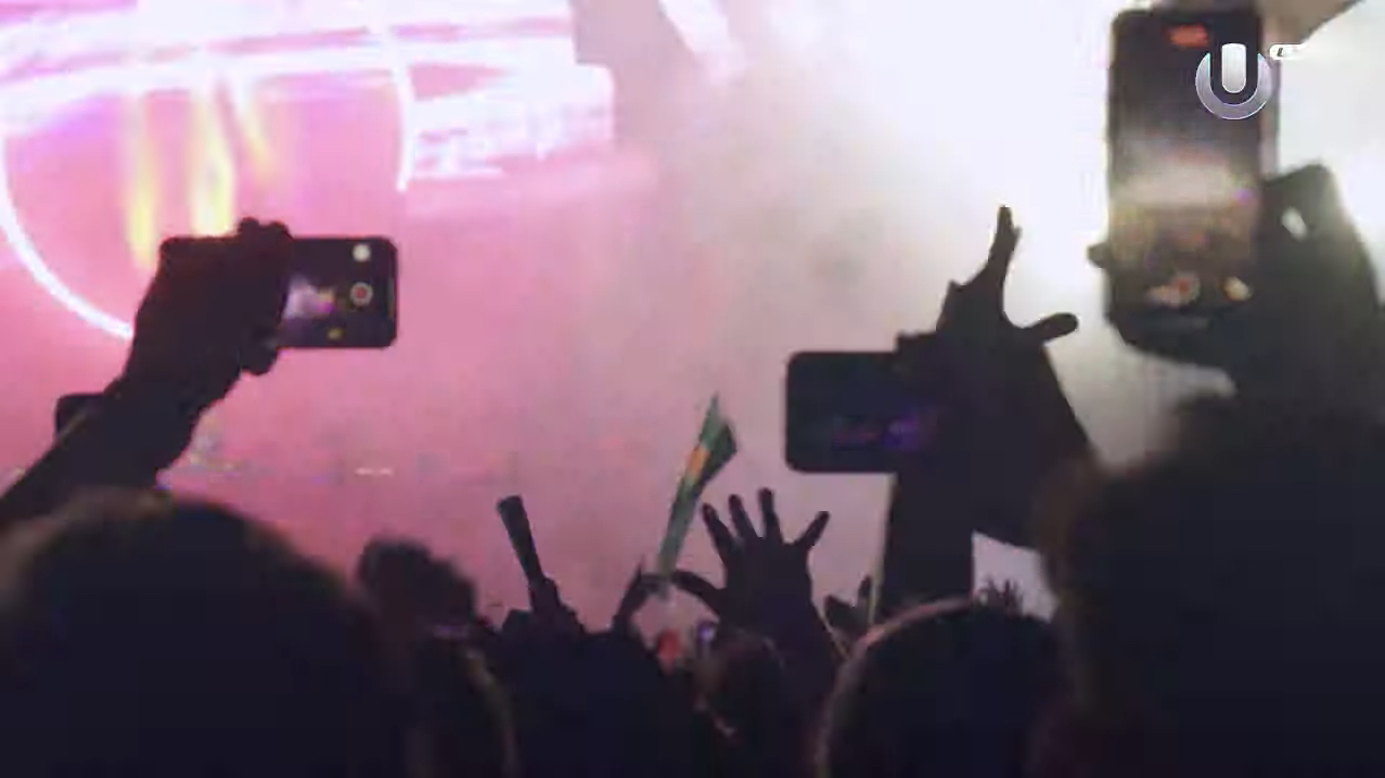 Zedd actuando en el escenario principal de Ultra. 