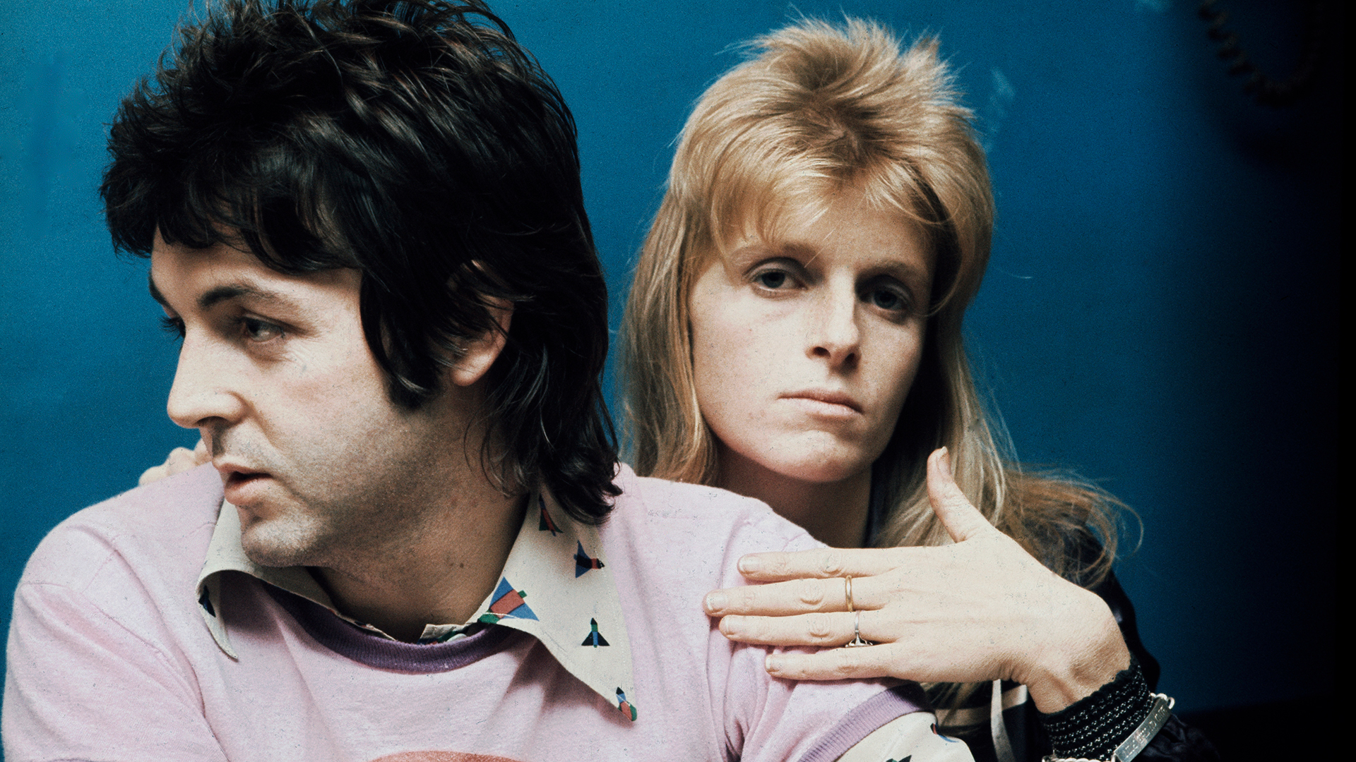 Paul McCartney and Linda McCartney of pop group Wings, London, 21st November 1973. (Photo by Michael Putland/Getty Images)