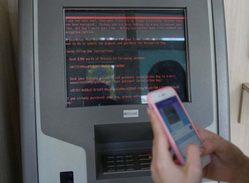 Un mensaje exigiendo dinero en el monitor de una sucursal del banco estatal ucraniano Oschadbank, tras una ola de ciberataques en Kiev, Ucrania (Foto: REUTERS/Valentyn Ogirenko)