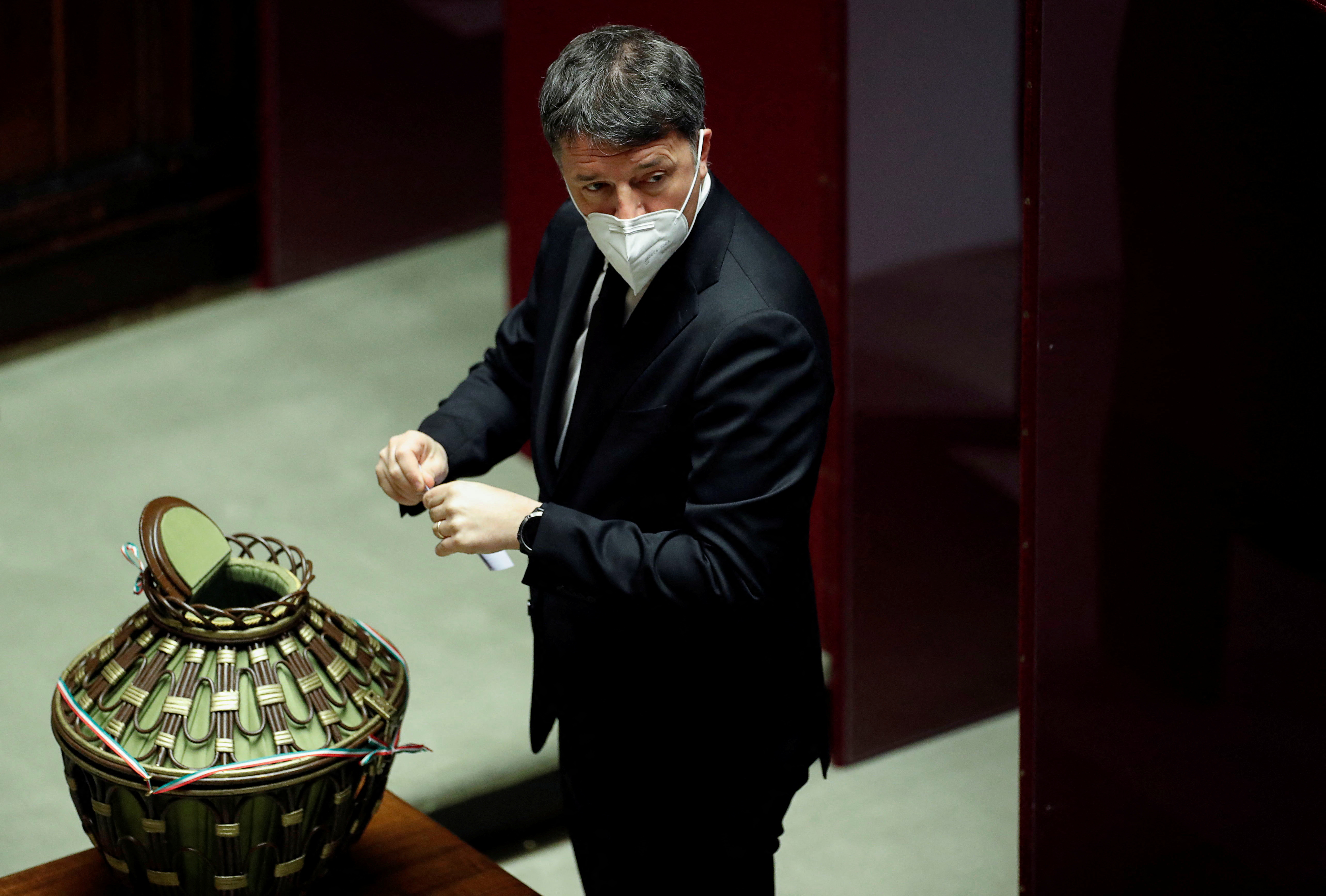 El diputado Matteo Renzi emite su voto en la Cámara de Diputados para elegir al nuevo presidente del país, en Roma, Italia, el 29 de enero de 2022. REUTERS/Remo Casilli/Pool
