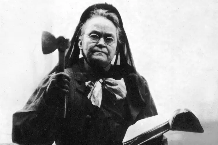 Carrie Amelia Nation fue la cara visible más radical del Movimiento por la Templanza. Hacha en mano irrumpía en bares y destruía barriles y mobiliario