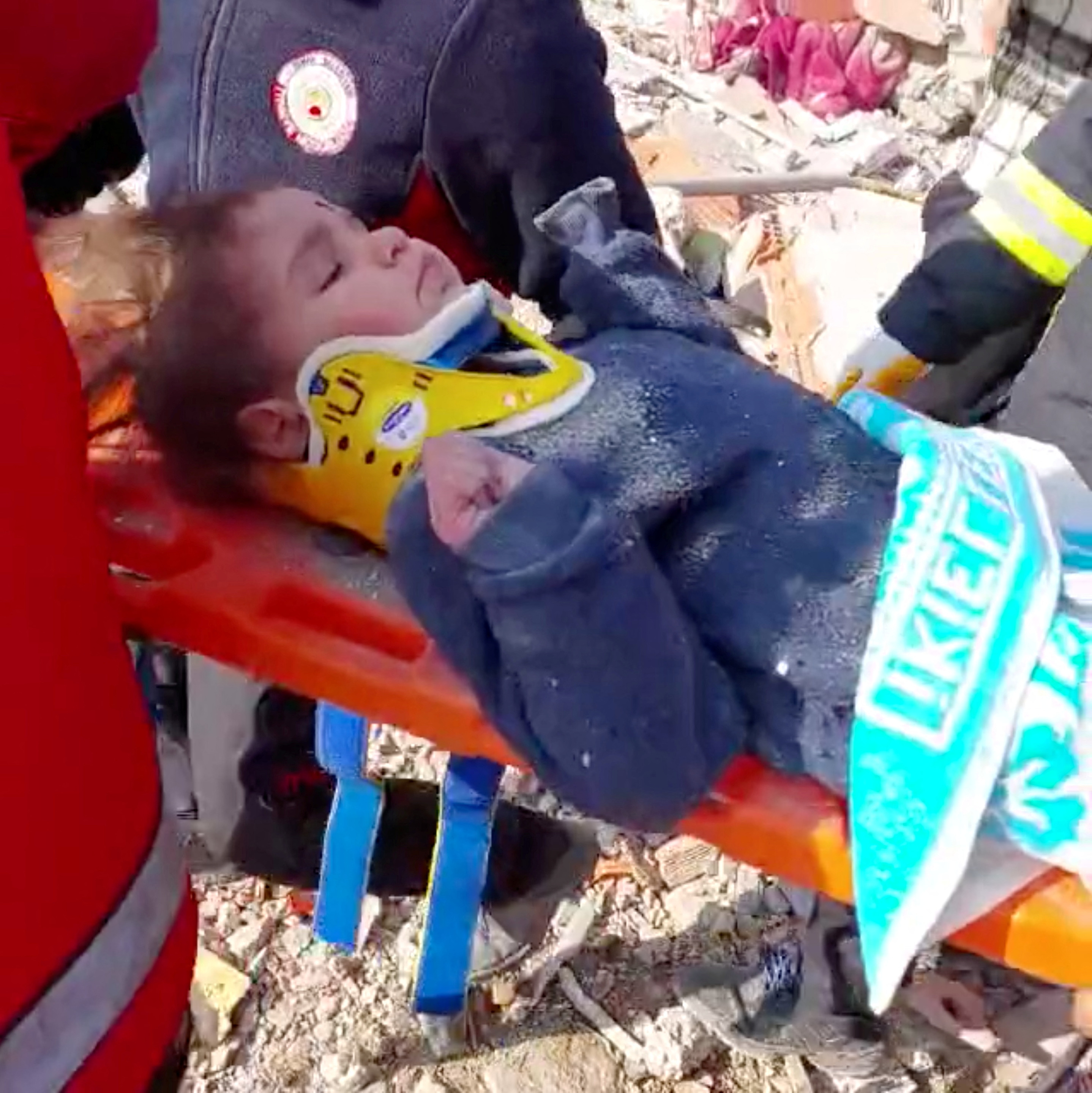 Un niño rescatado a 150 horas del terremoto (via Reuters)