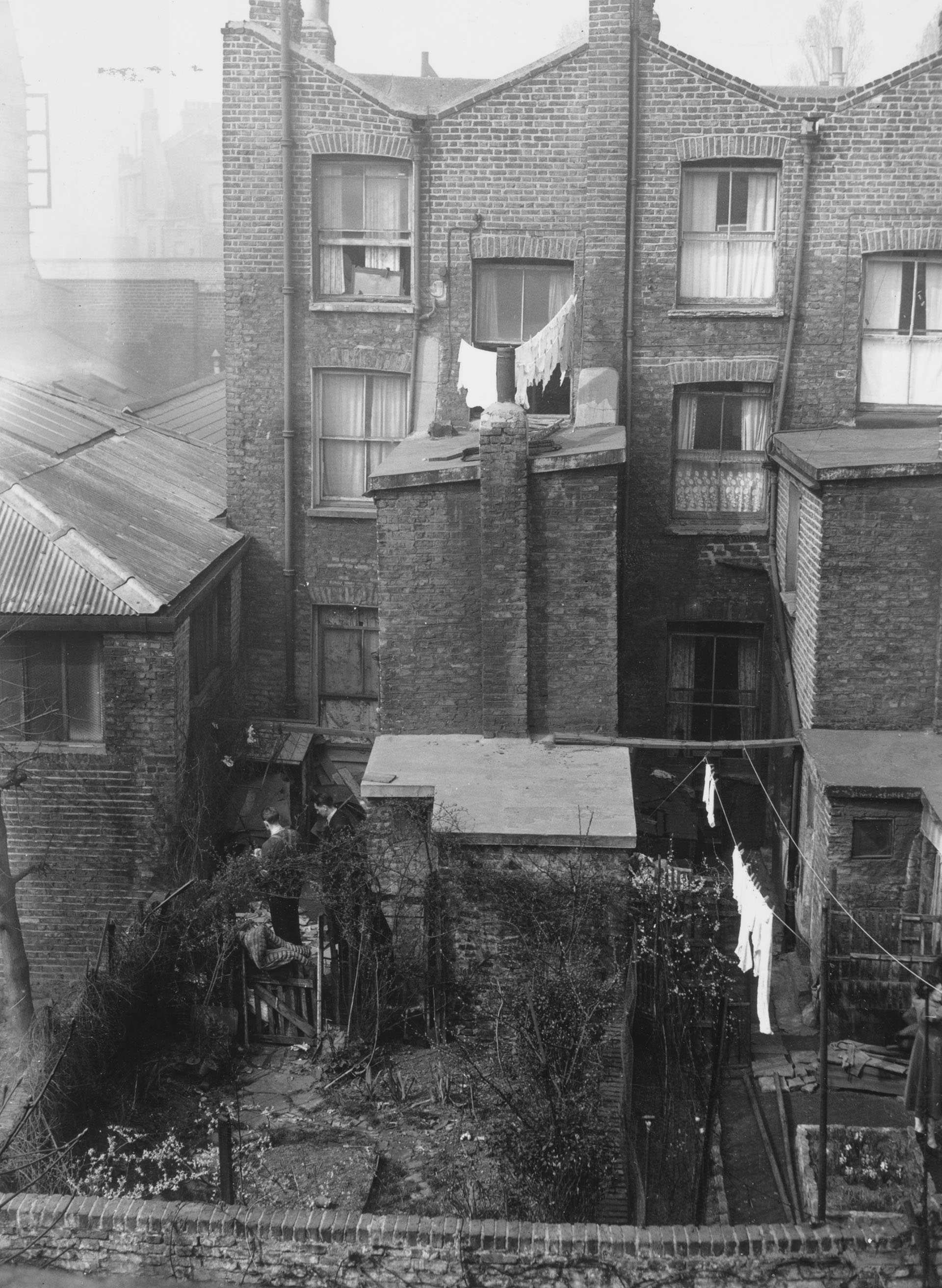 25 de marzo de 1953: La policía busca en el jardín trasero de 10 Rillington Place en Notting Hill, Londres, hogar de John Christie, donde se encontraron los cuerpos de tres mujeres y se sospecha que una cuarta podría estar enterrada allí (Terry Fincher/Keystone/Hulton Archive/Getty Images)
