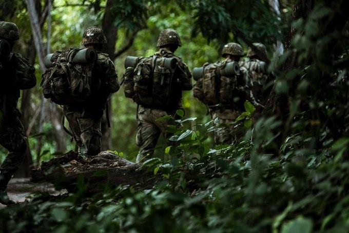 Imagen de referencia de soldados patrullando en zona de conflicto. Foto: Ministerio de Defensa de Colombia 
