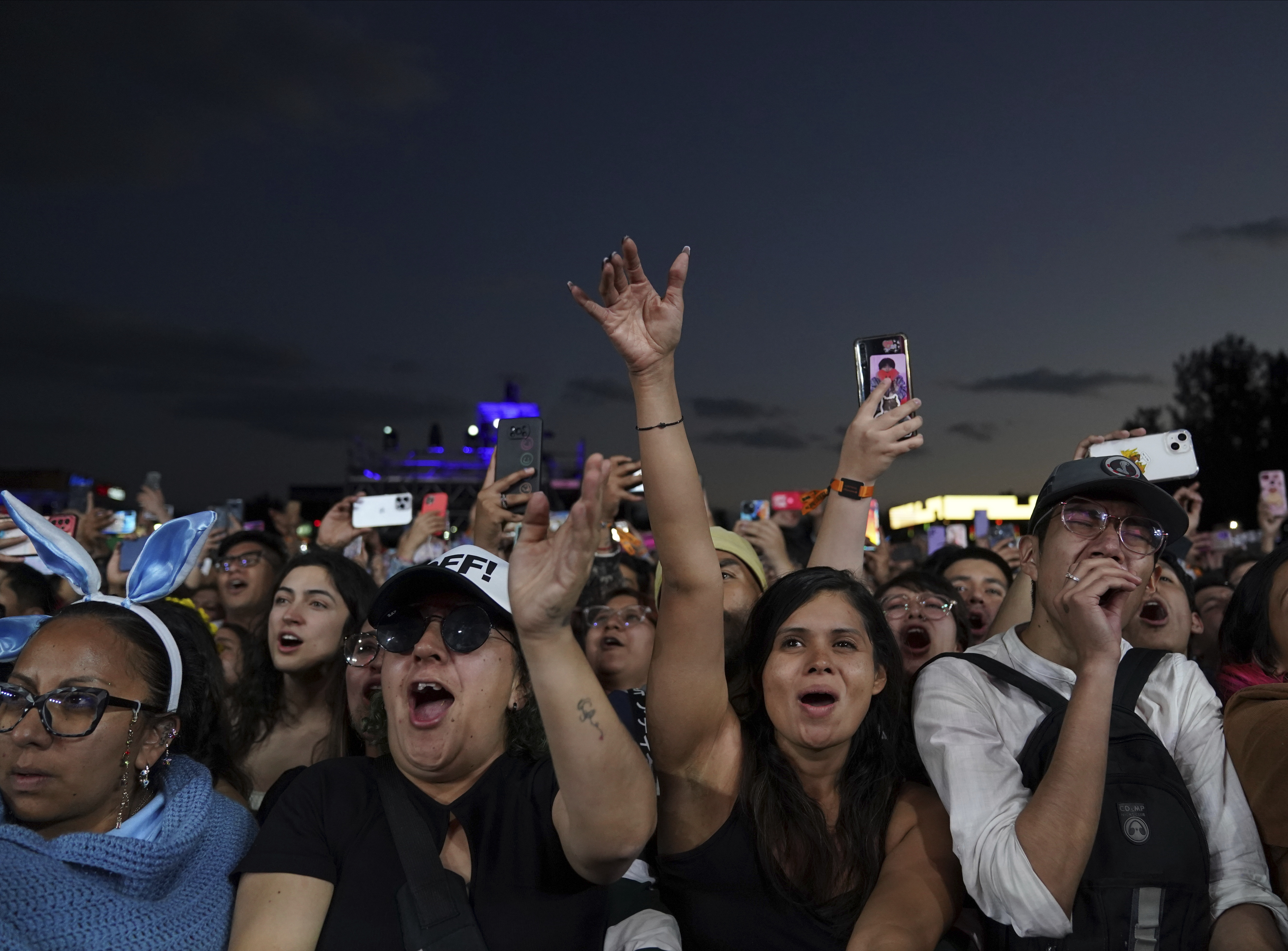 Fans corean con la cantautora mexicana Carla Morrison durante su presentación en el festival Vive Latino en la Ciudad de México el sábado 18 de marzo de 2023. (Foto AP/Fernando Llano)