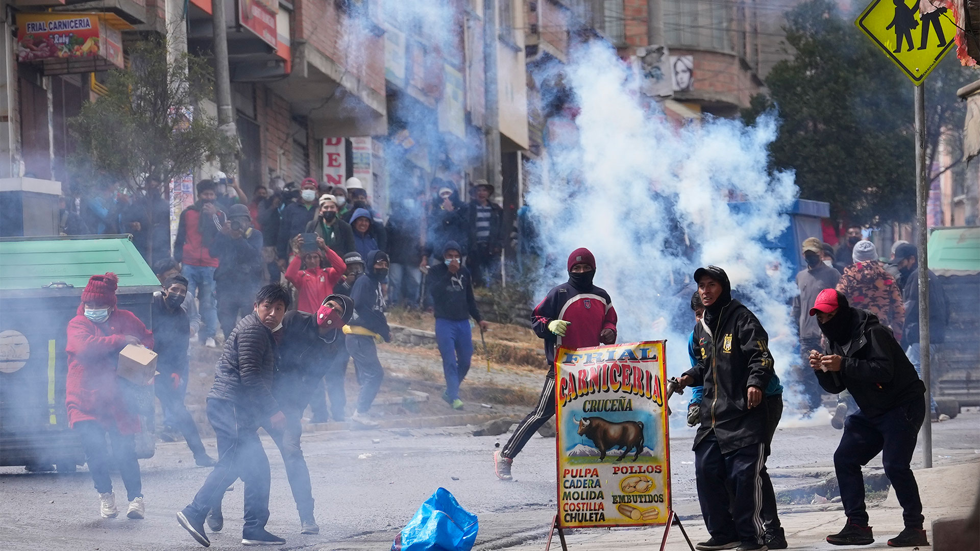 Una de las manifestaciones que terminó con serios incidentes en La Paz (AP Photo/Juan Karita)