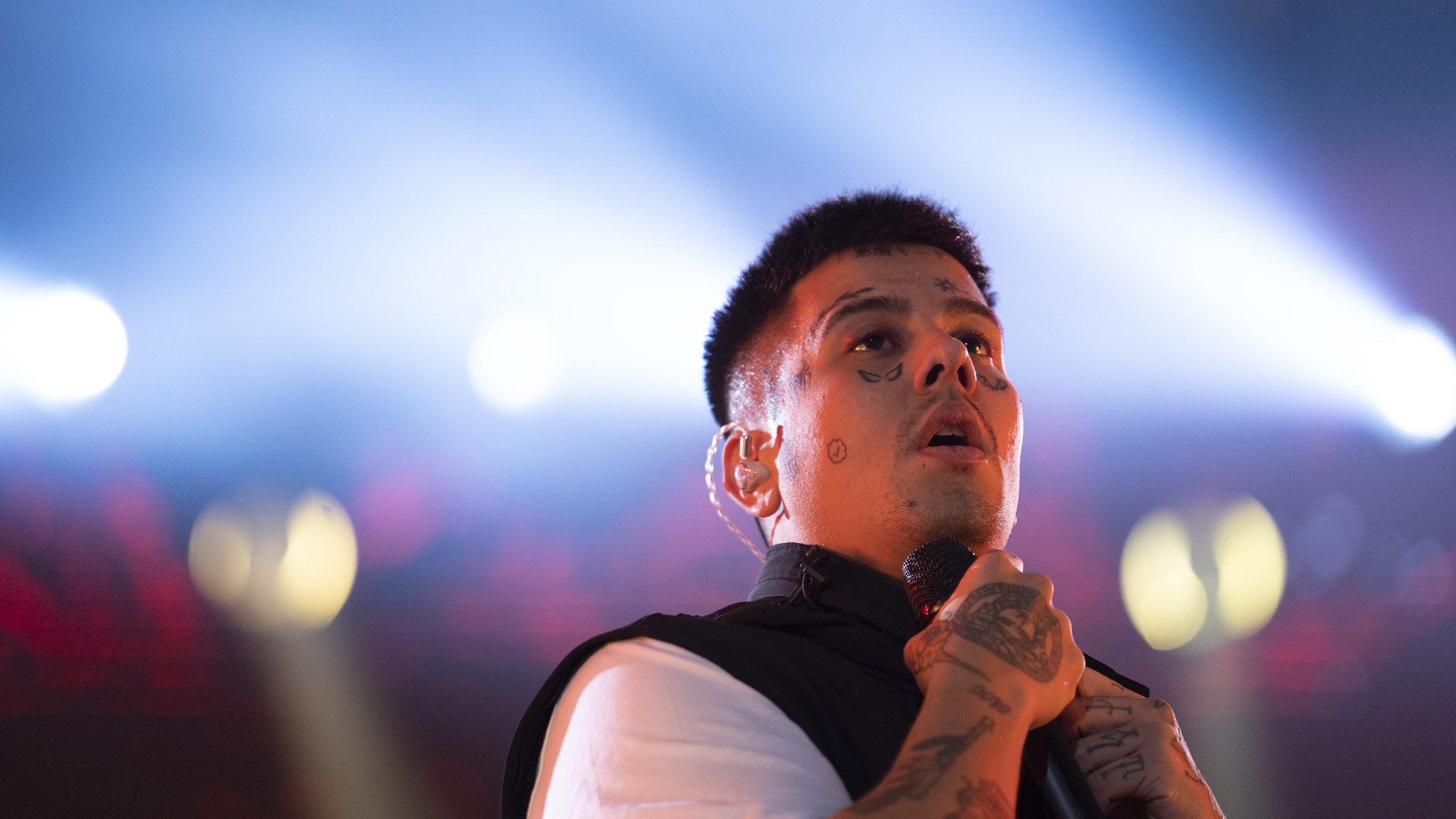 El Duki se realizó varios tatuajes en su rostro como las iniciales&nbsp;SSJ&nbsp;de “Super Sangre Joven”,&nbsp;el símbolo de “verificado”&nbsp;en una de sus mejillas y la palabra “Love” en uno de los costados de su cabeza