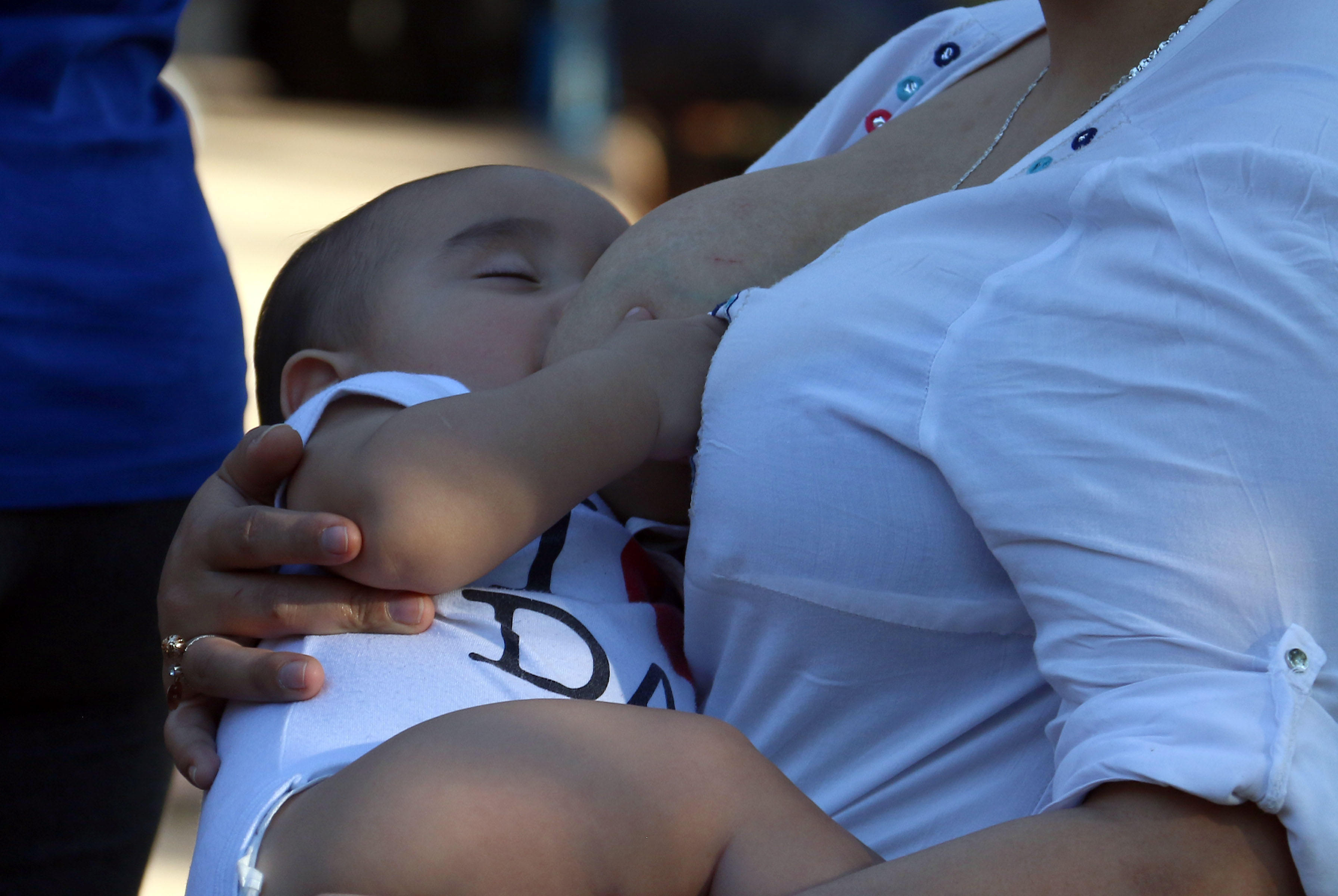 Los bebés que no son amamantados suelen utilizar este tipo de suplementos para seguir nutridos (Foto: EFE / Andrés Cristaldo)