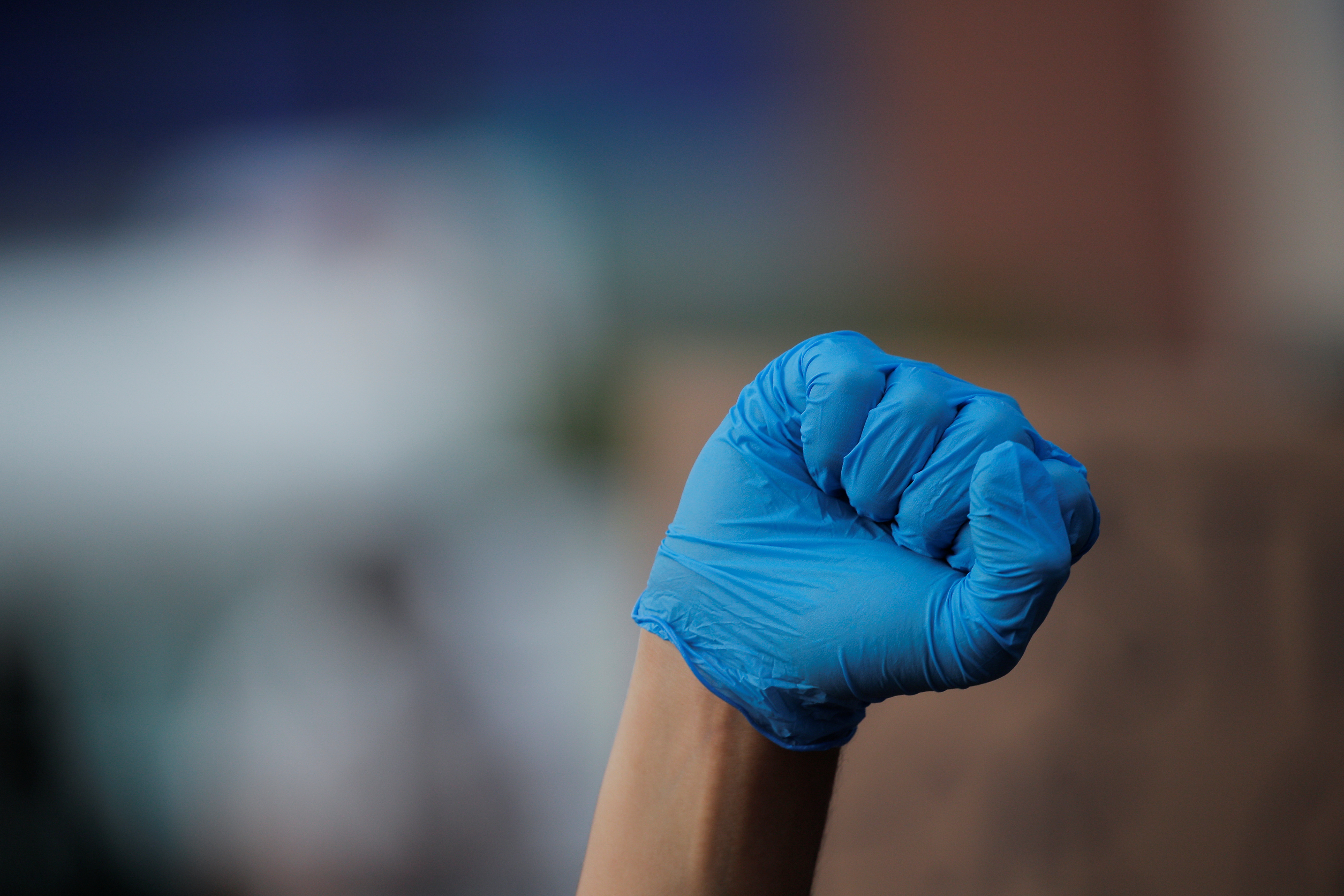 Un puño cerrado con un guante celeste es uno de los íconos que se han observado en las protestas (REUTERS/Brendan McDermid)