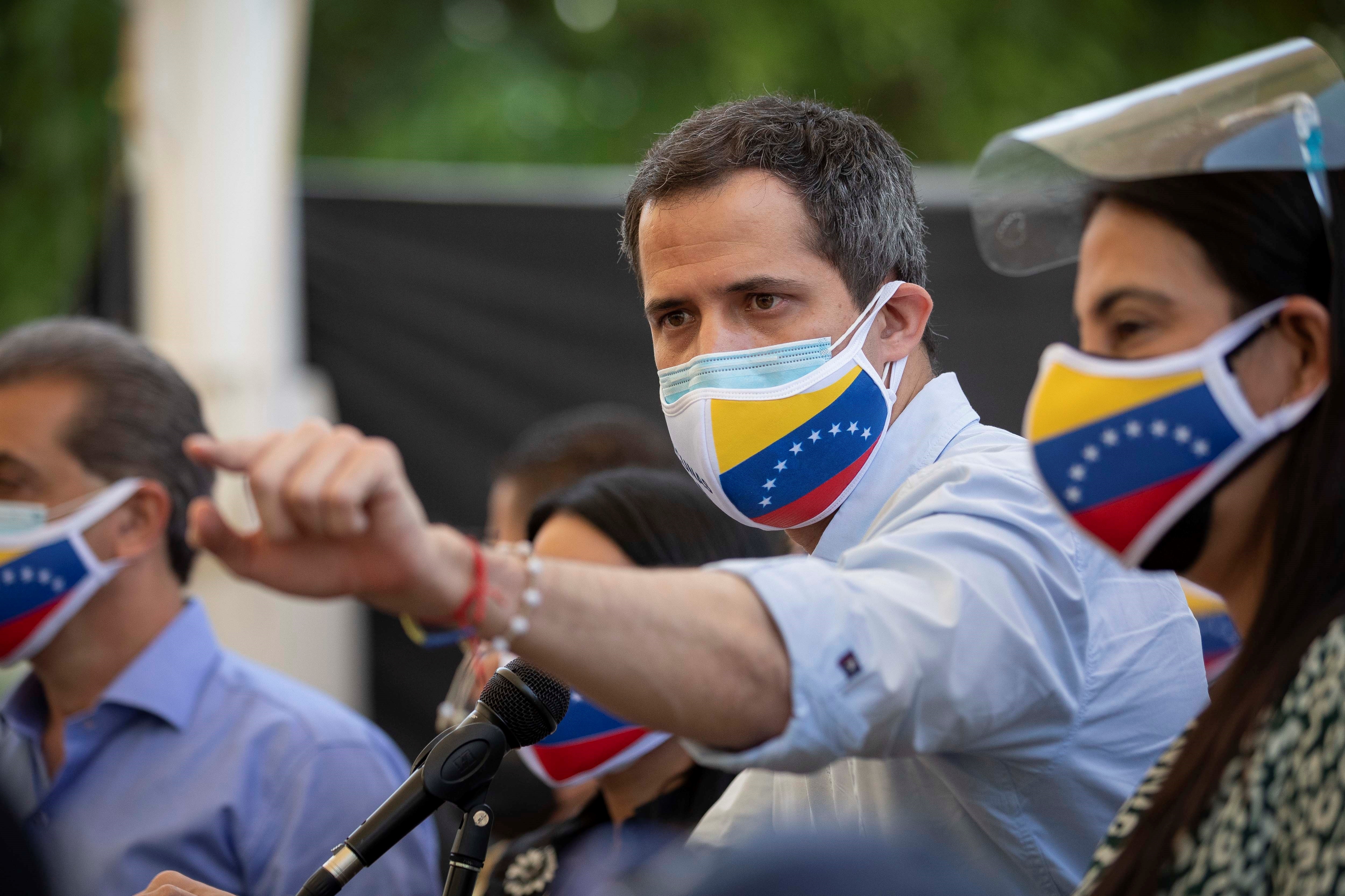 Juan Guaidó en una rueda de prensa, en Los Palos Grandes, Caracas (Foto: EFE/ Rayner Peña R)