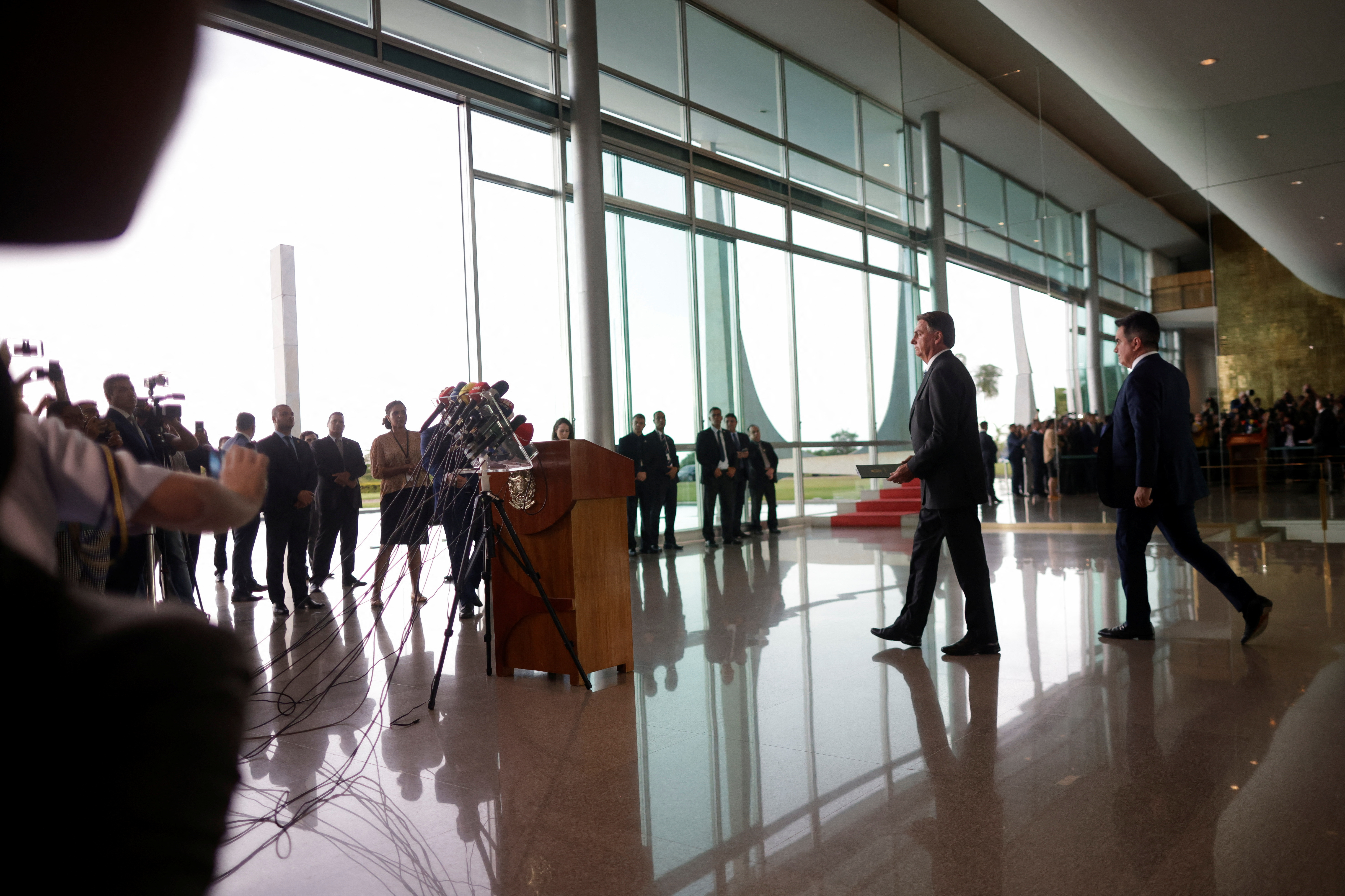 El presidente de Brasil, Jair Bolsonaro, llega para dar un comunicado de prensa en el Palacio Alvorada en Brasilia, Brasil, 1 de noviembre de 2022 (REUTERS/Adriano Machado)