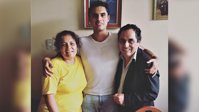 Manuel Aspilquetta and his parents.