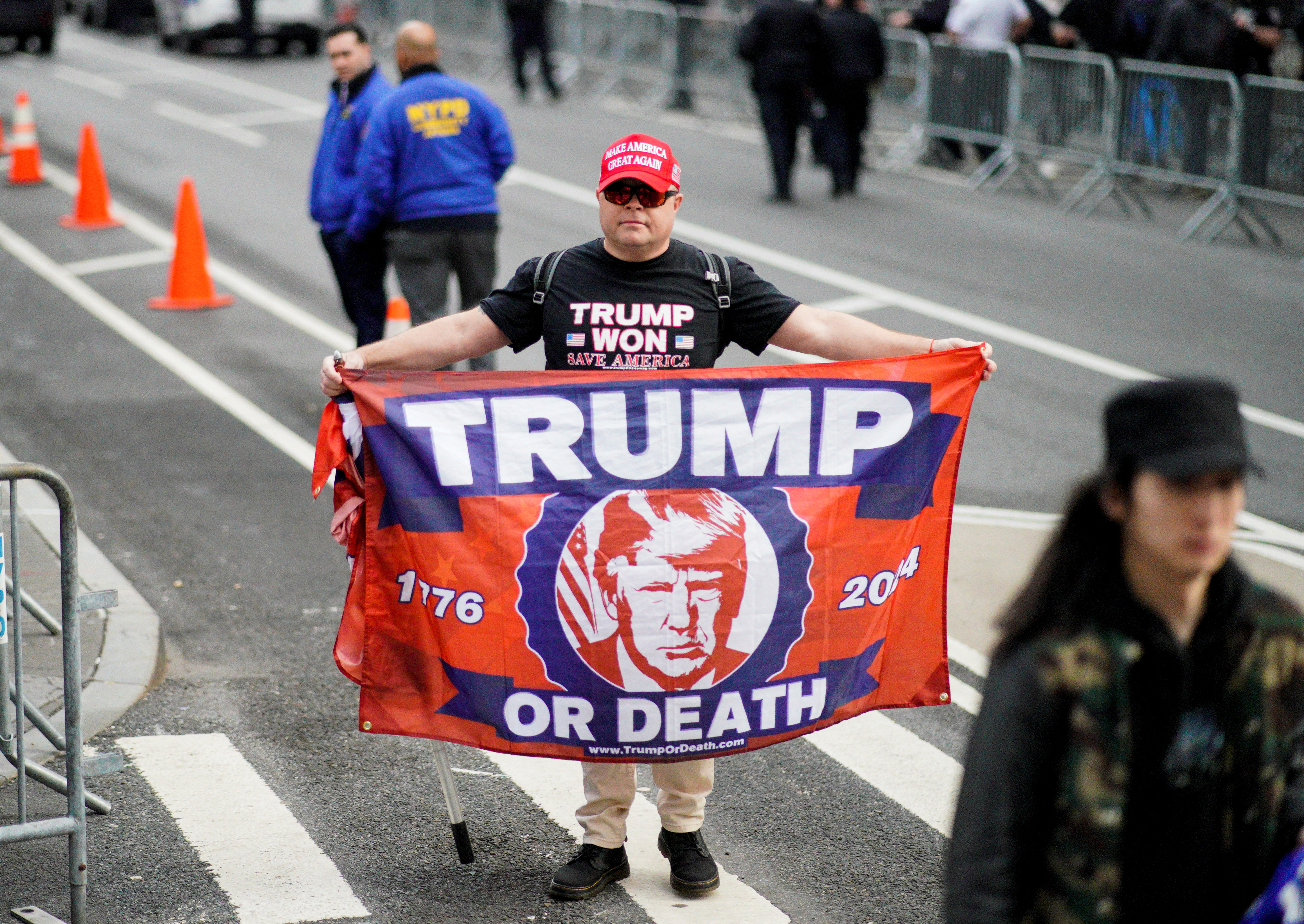 "Trump o muerte" en la bandera de un simpatizante republicano (Reuters)