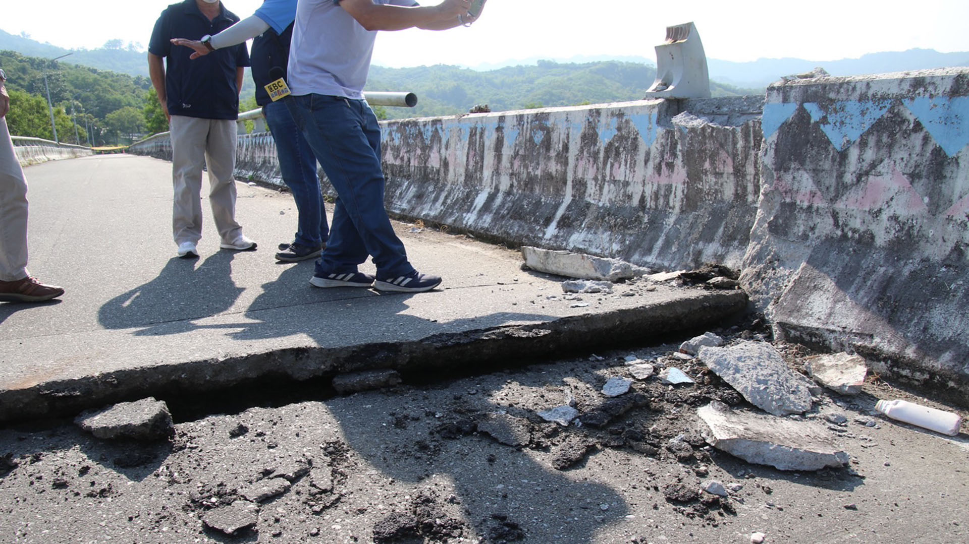 Un puente  se partió al medio tras el paso del terremoto. La serie de terremotos y réplicas causó daños estructurales menores daños y descarriló un tren, pero no hubo informes inmediatos de muertes. (Terremoto/sismo) EFE/EPA/FOLLETO DEL GOBIERNO DEL CONDADO DE HAULIEN 