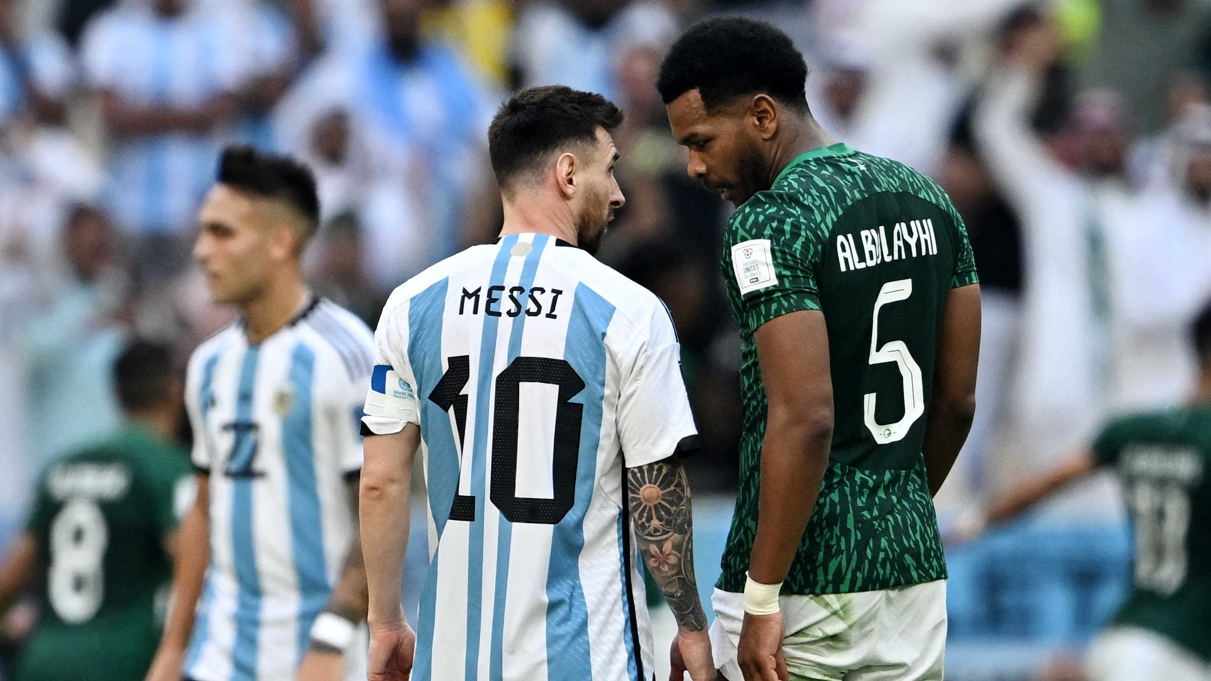 Messi, cara a cara con el jugador de Arabia Saudita Ali Al Bulayhi (REUTERS/Dylan Martinez)