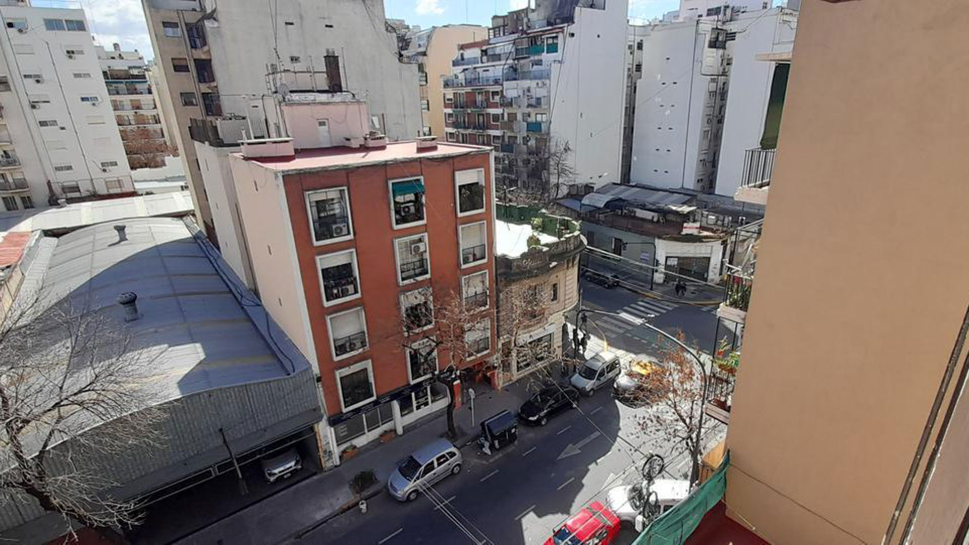 Vista desde un departamento ubicado sobre la Avenida Monroe al 2600 que se vende por USD 85.000 y está en una zona dinámica de Belgrano