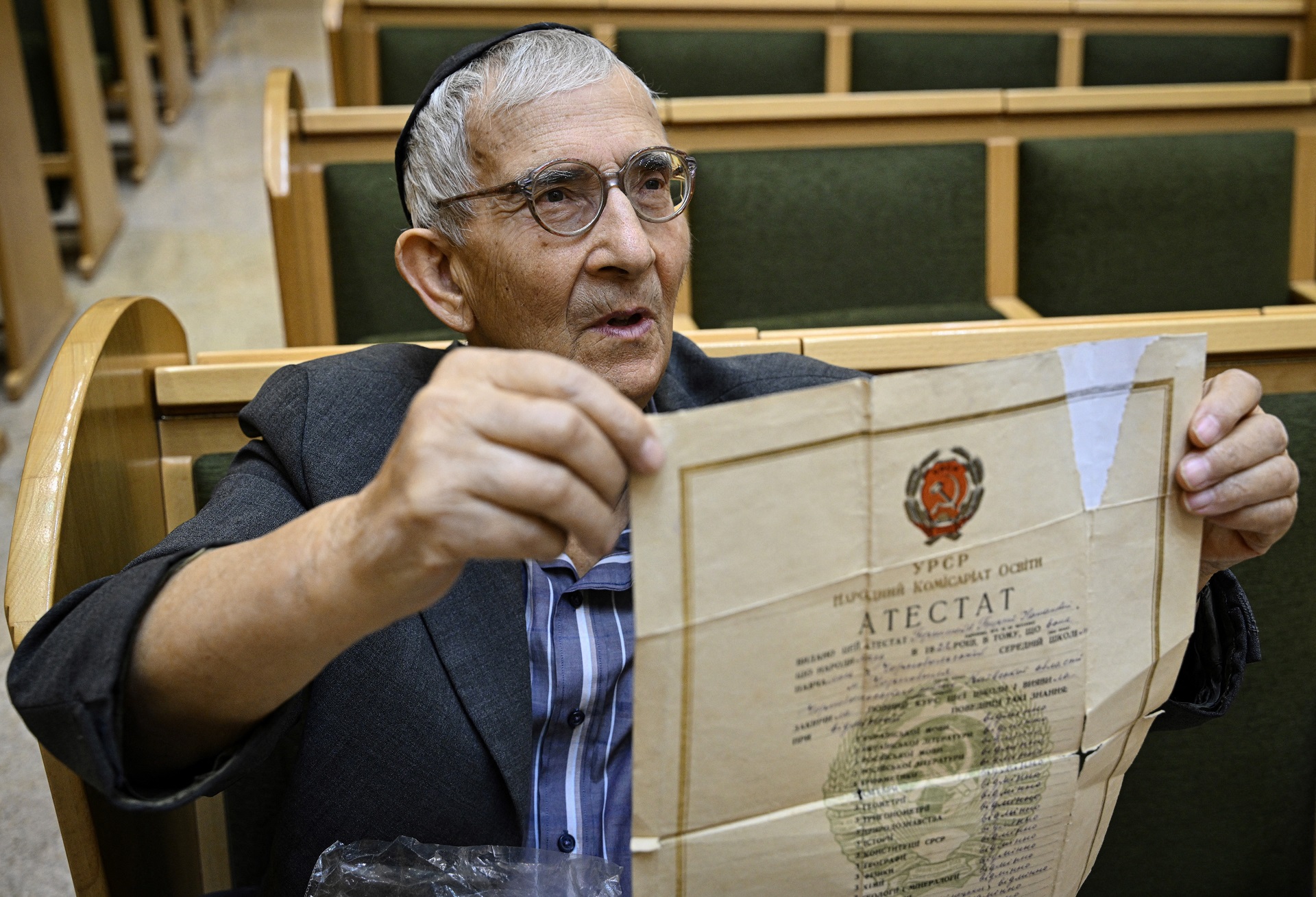 Roman Gerstein, de 83 años, muestra un documento de sus archivos familiares (AFP)