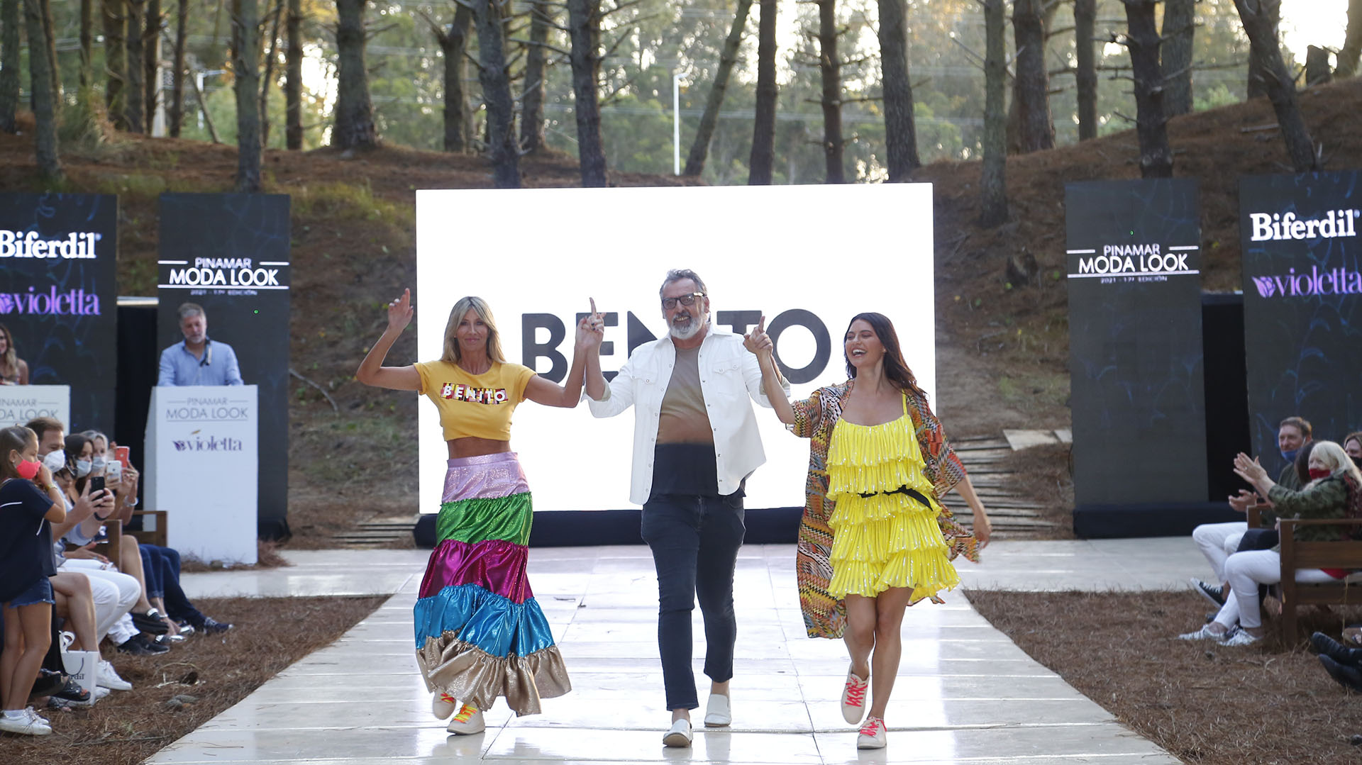 El cierre del desfile de Benito Fernández estuvo a cargo de las modelos Soledad Solaro y Sofía